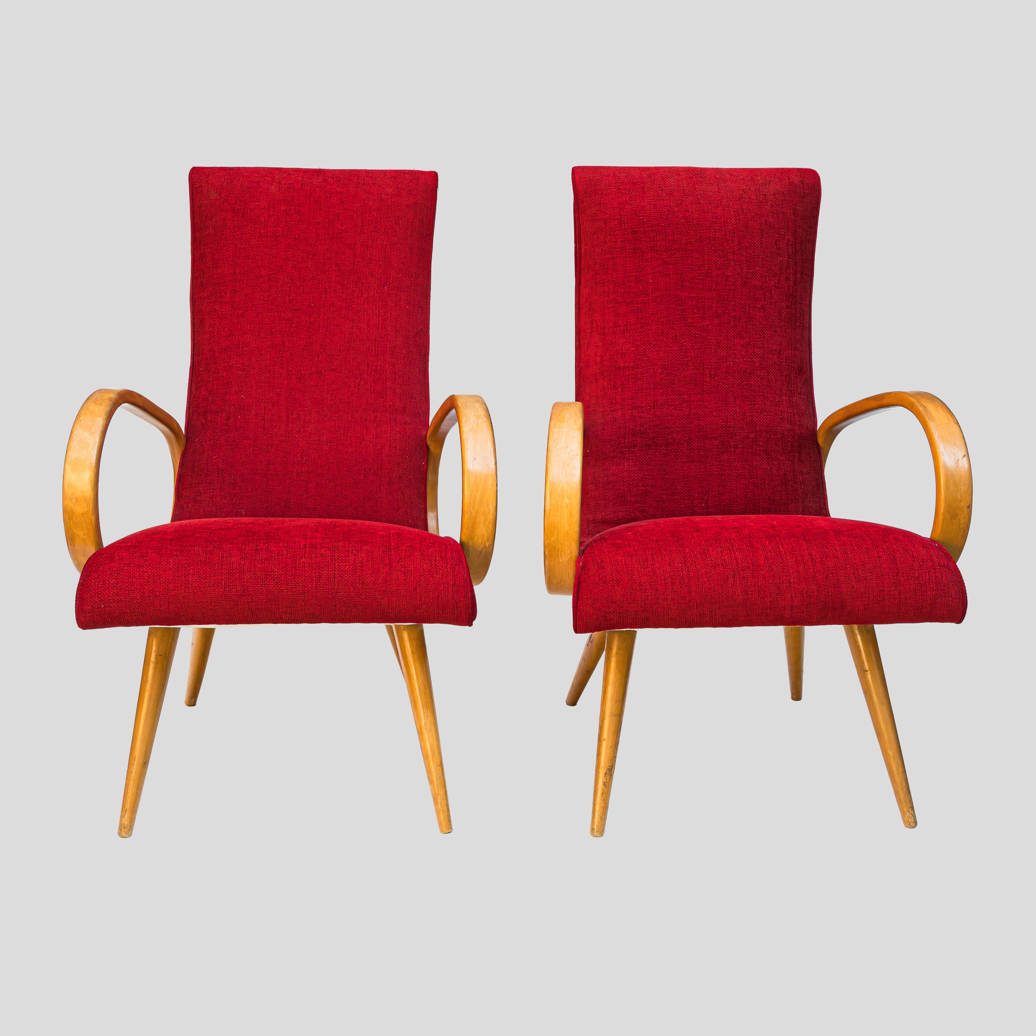Pareja de sillones franceses de los años 50 de madera curvada tapizados en rojo de Stella Durera

Las sillas están revestidas de un rico tejido con textura de color rojo intenso,
Estructura de madera de color claro con acabado natural que contrasta