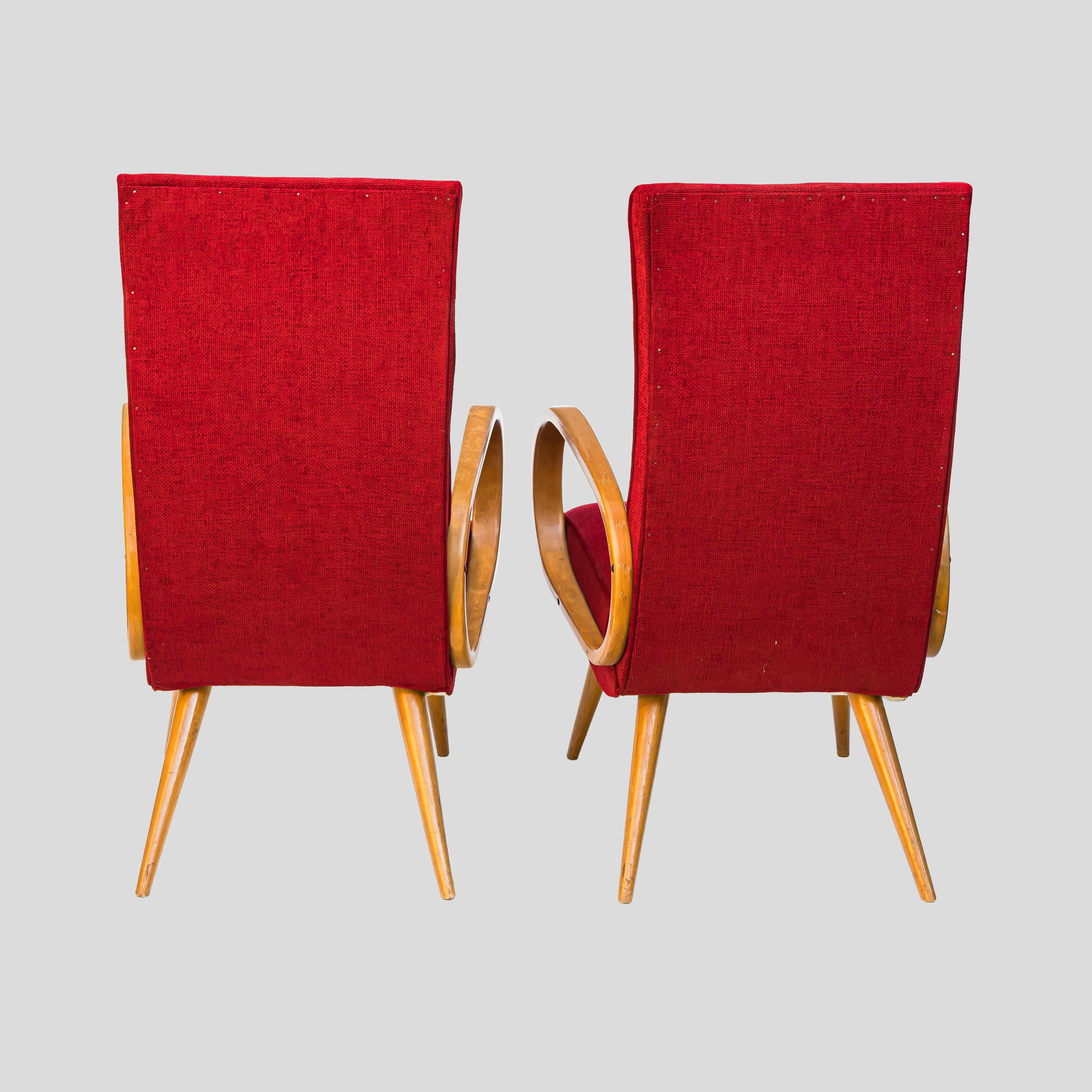 Pareja de sillones franceses de los años 50 de madera curvada tapizados en rojo de Stella Durera mediados del siglo XX en venta