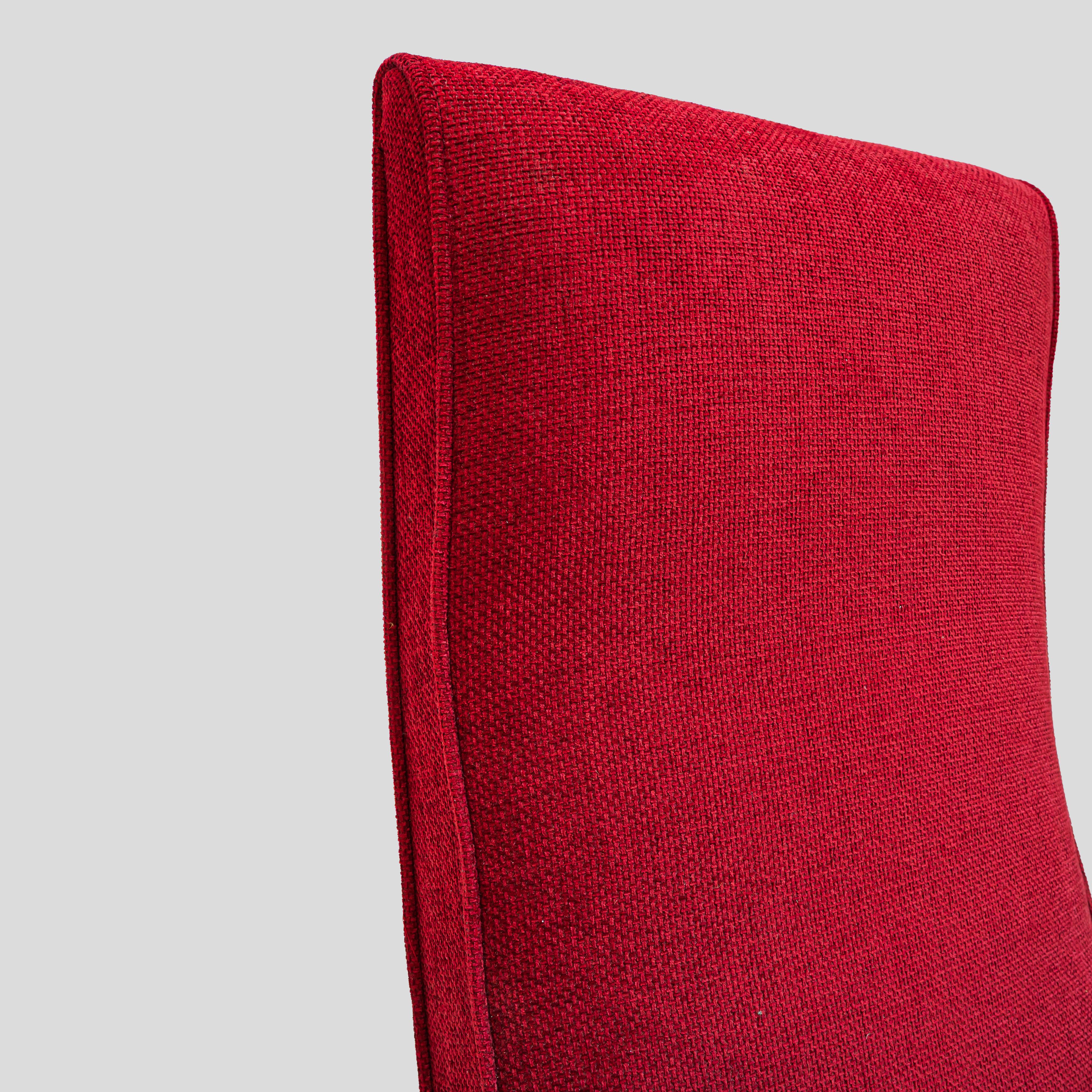 Pareja de sillones franceses de los años 50 de madera curvada tapizados en rojo de Stella Durera Tela en venta