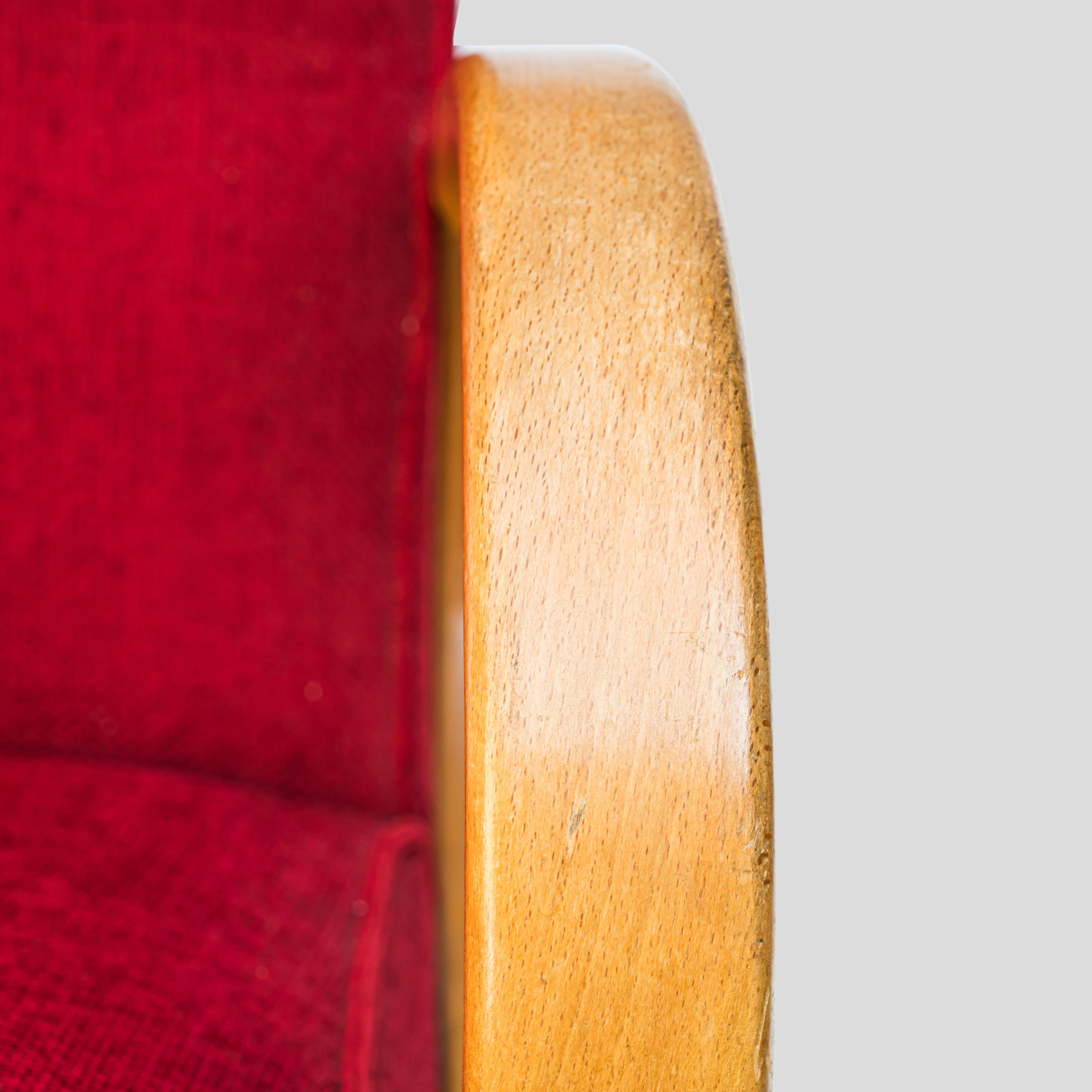 Pareja de sillones franceses de los años 50 de madera curvada tapizados en rojo de Stella Durera en venta 2