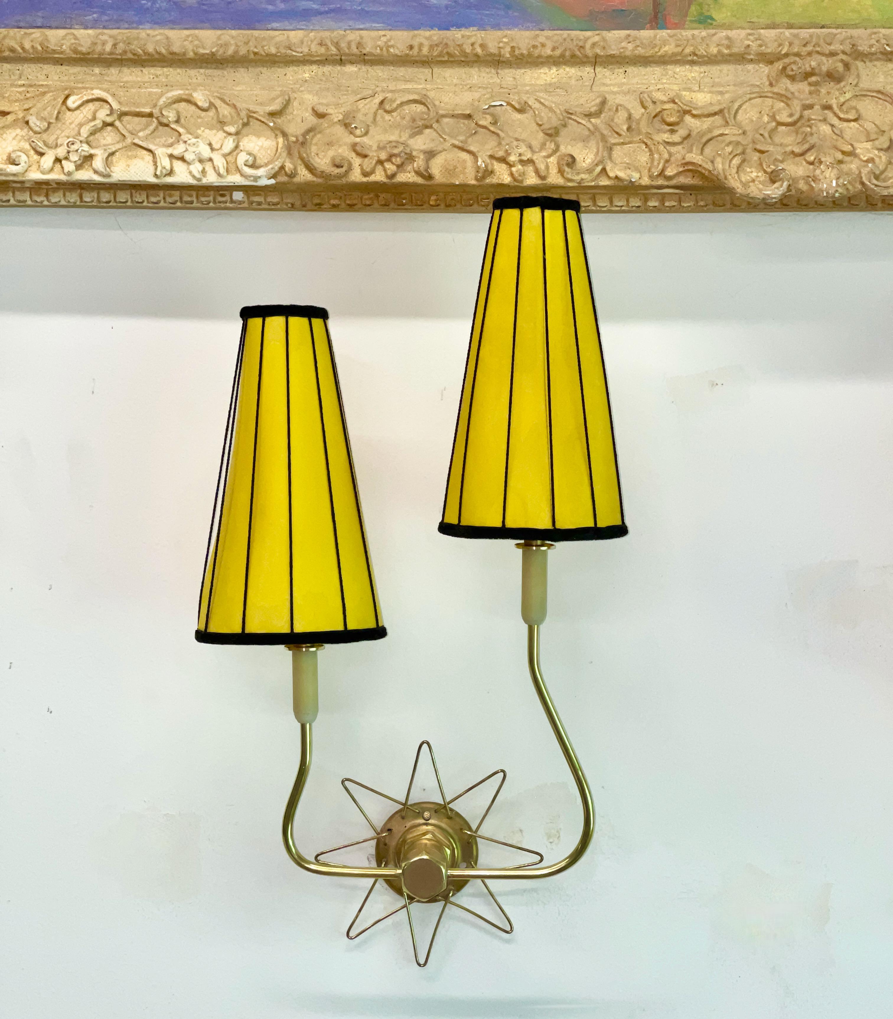 Coppia di lampade a stella in filo d'ottone francesi degli anni '50 in vendita 3