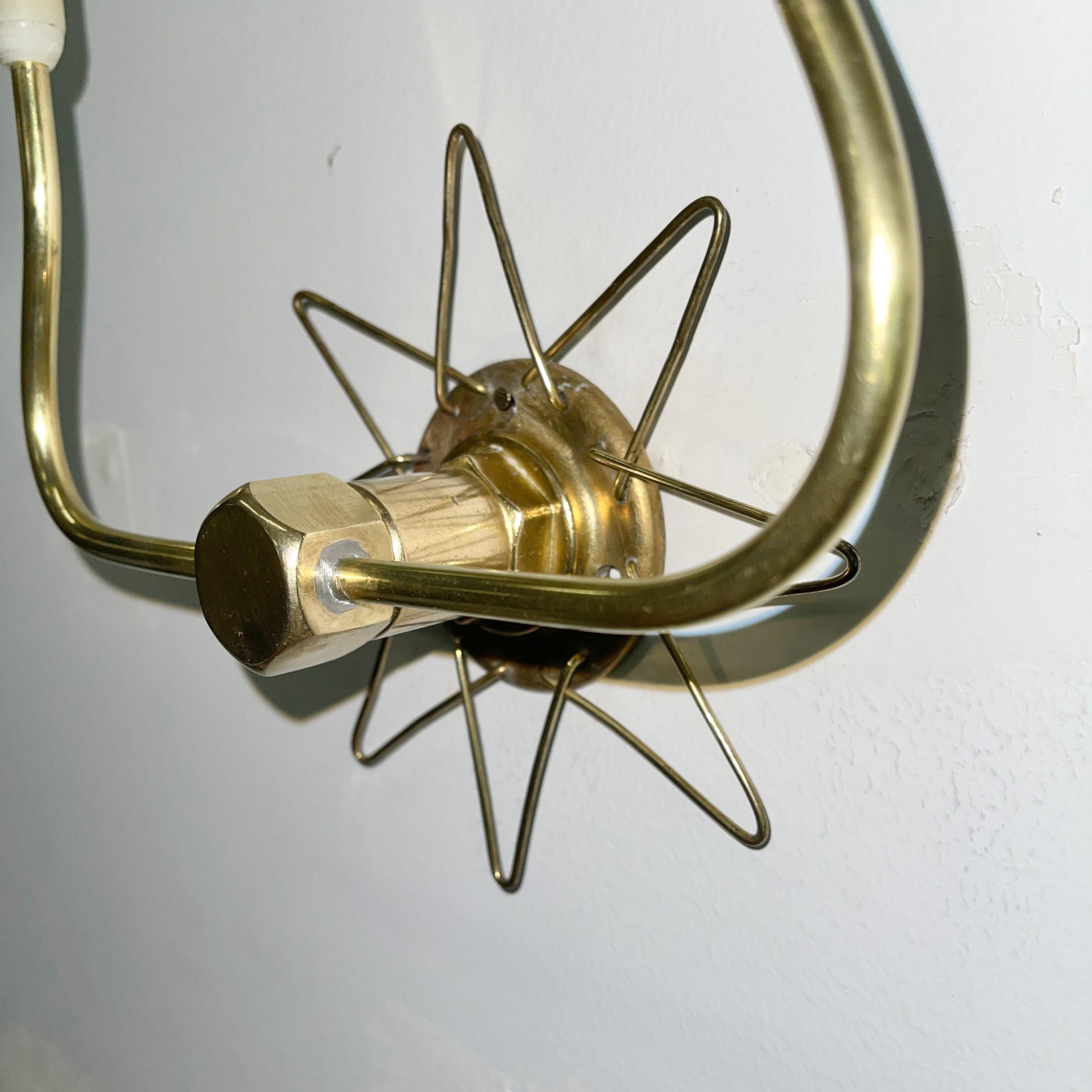 Ottone Coppia di lampade a stella in filo d'ottone francesi degli anni '50 in vendita