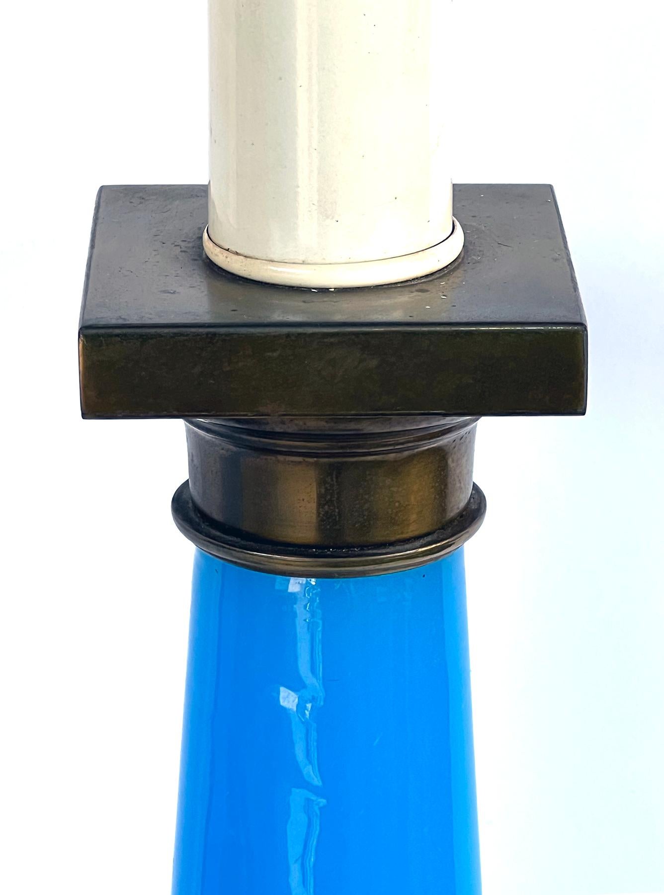chacune de forme conique en verre opalin bleu céruléen profond ; avec bouchons et bases en laiton ; bon état vintage sans éclats ni fissures ; 18.25