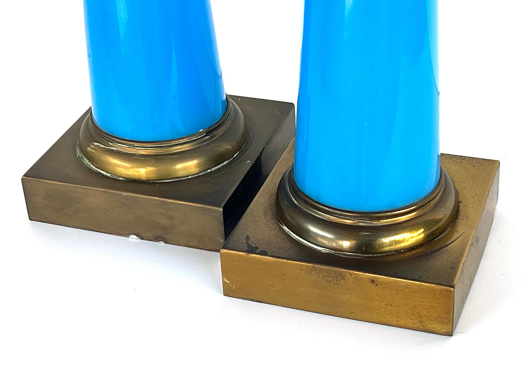 Néoclassique Paire de lampes concaves en opaline bleue céruléenne datant des années 1950 en vente