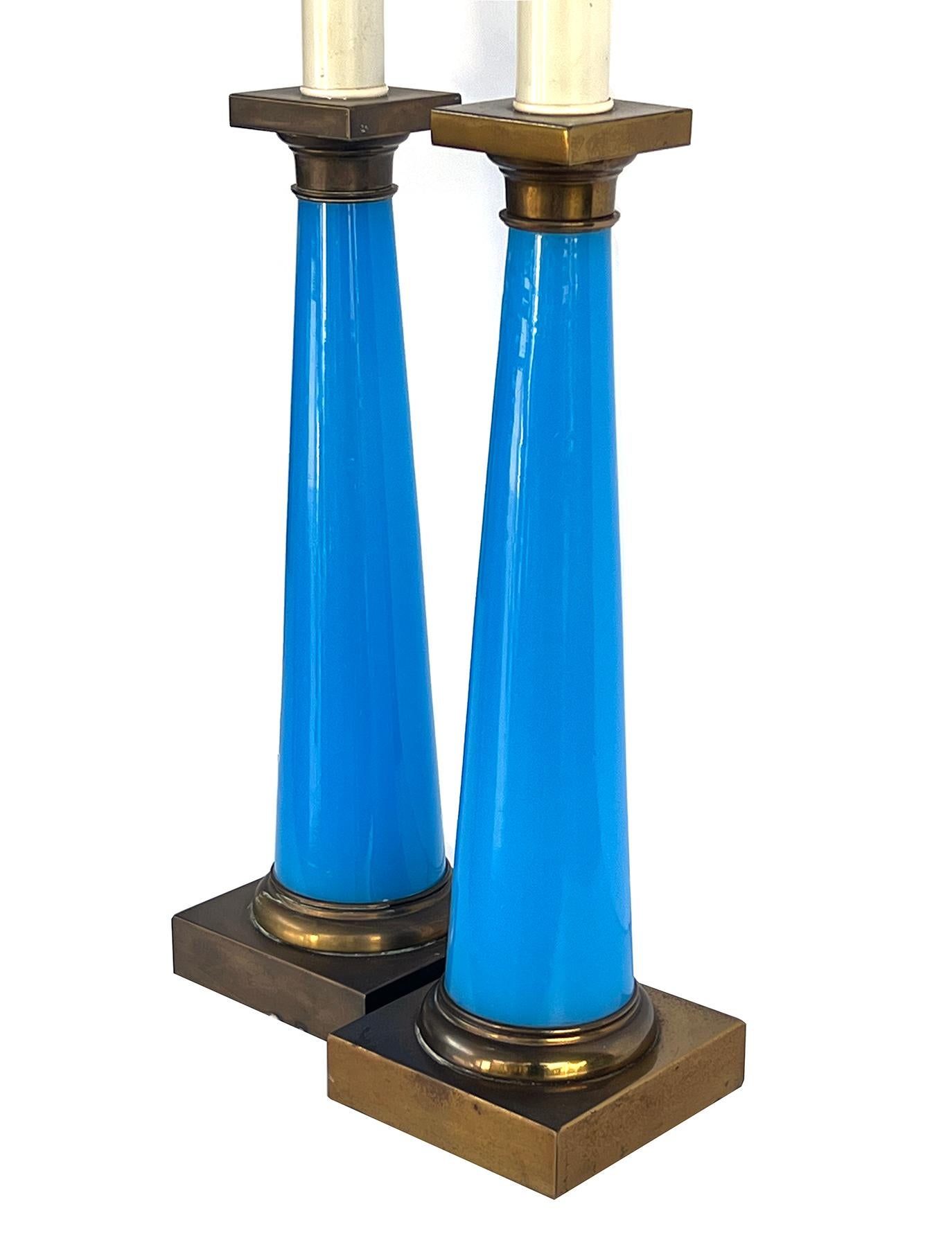 Français Paire de lampes concaves en opaline bleue céruléenne datant des années 1950 en vente