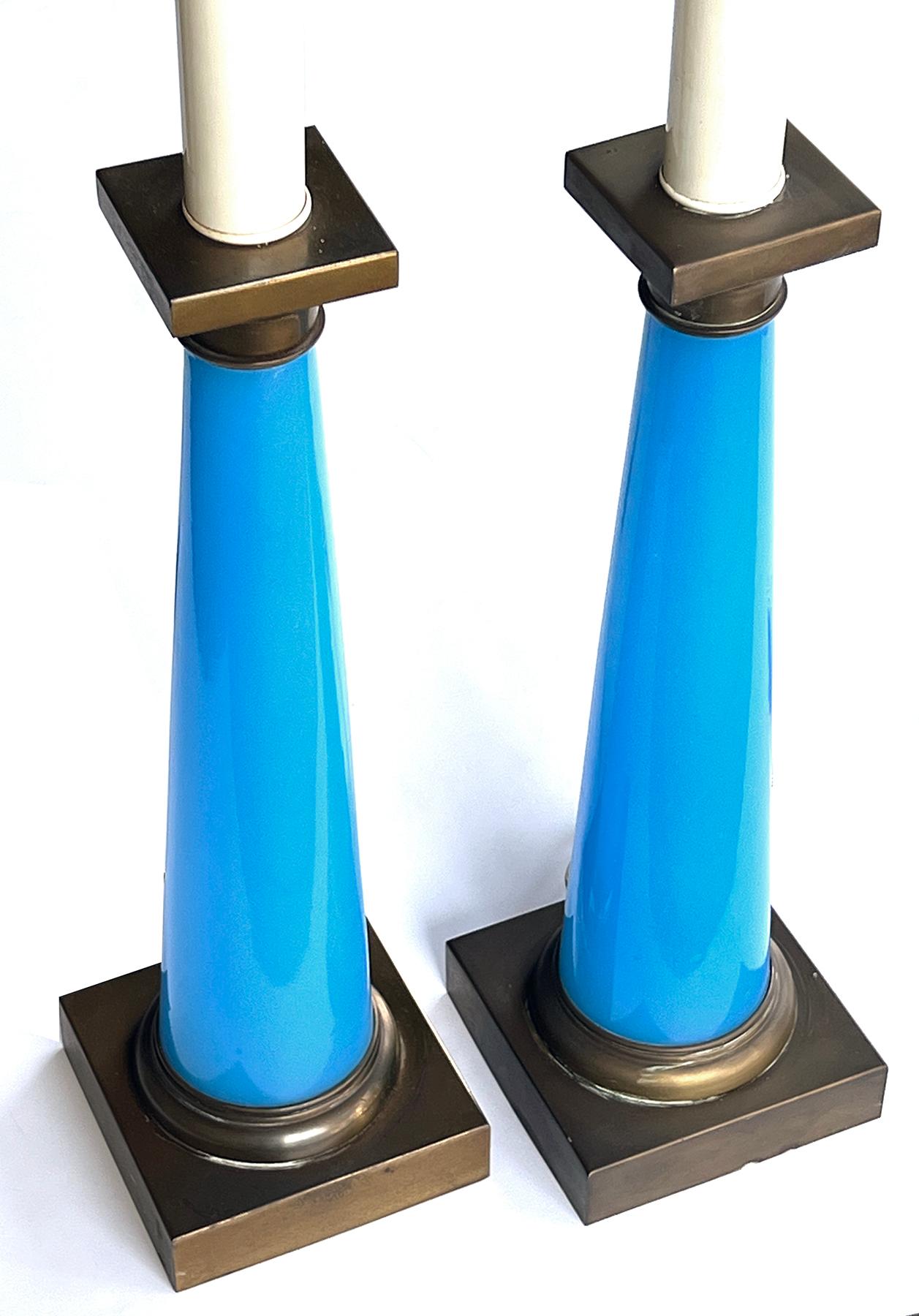 Fait main Paire de lampes concaves en opaline bleue céruléenne datant des années 1950 en vente
