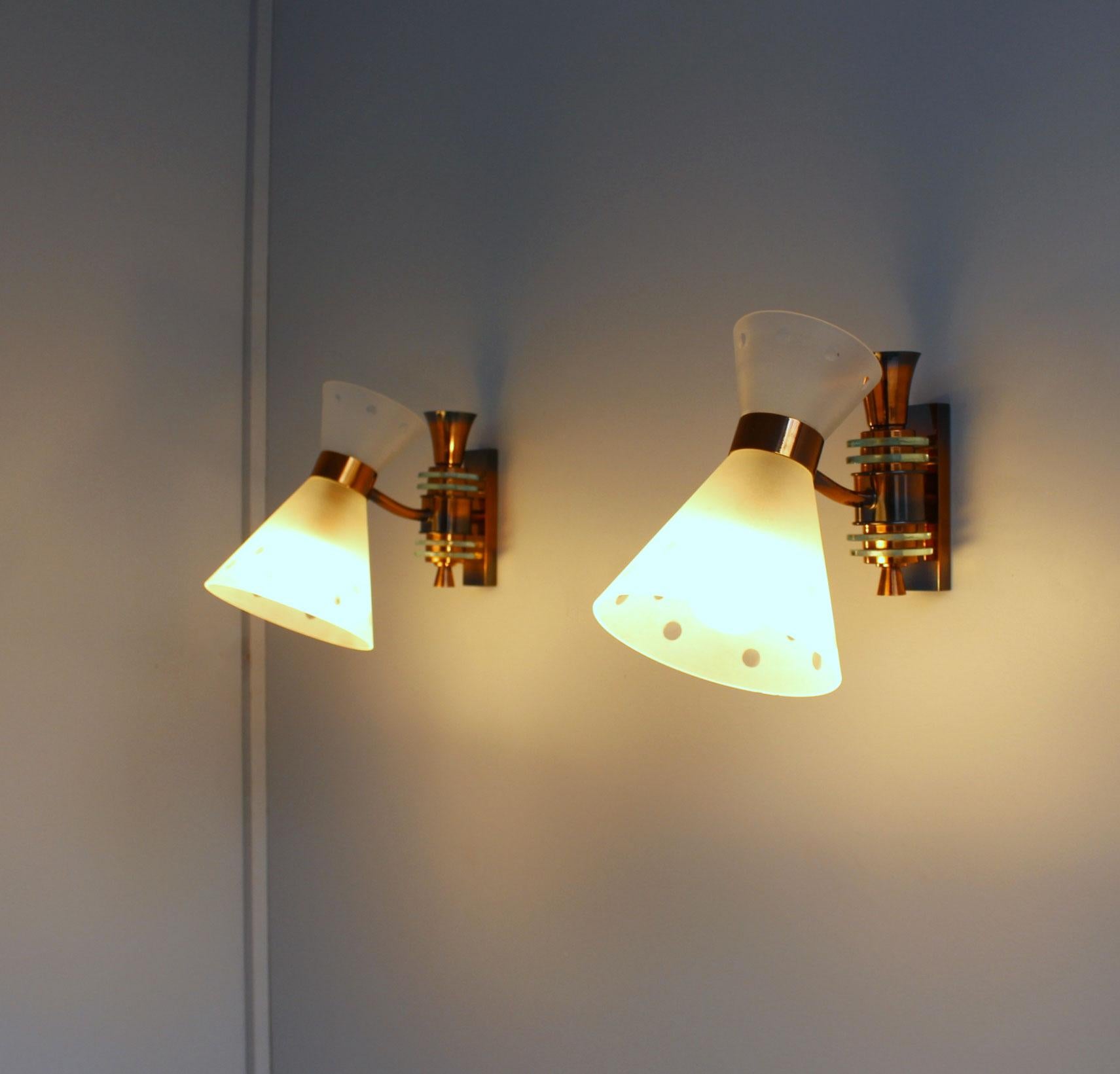 Mid-Century Modern Pair of French 1950s Copper and Diabolo Glass Sconces For Sale