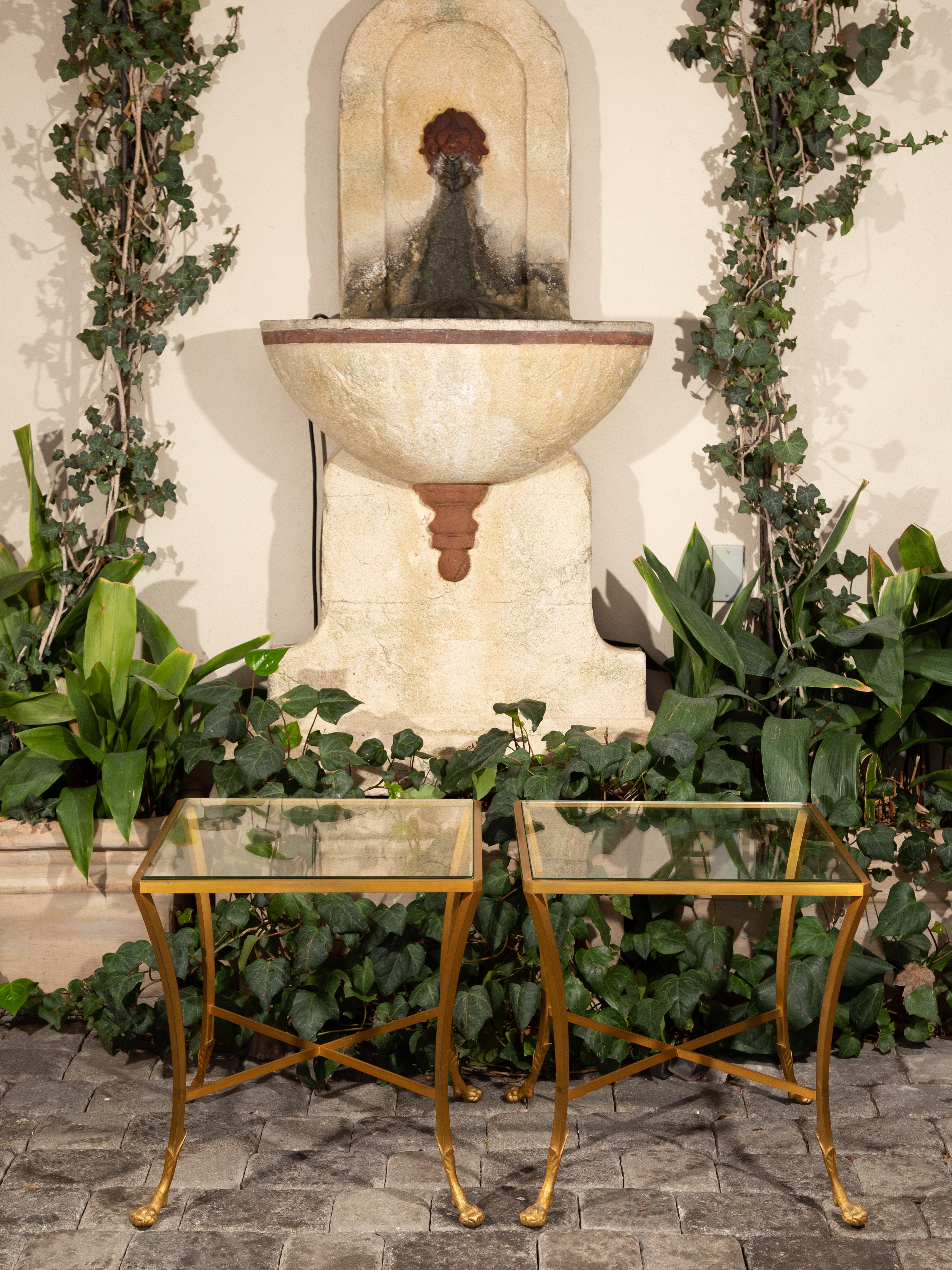 Une paire de tables d'appoint de style Maison Baguès en bronze doré, datant du milieu du 20e siècle, avec des pieds en forme de pattes. Créée en France au milieu du siècle dernier, cette paire de tables à boire de style Maison Baguès présente des