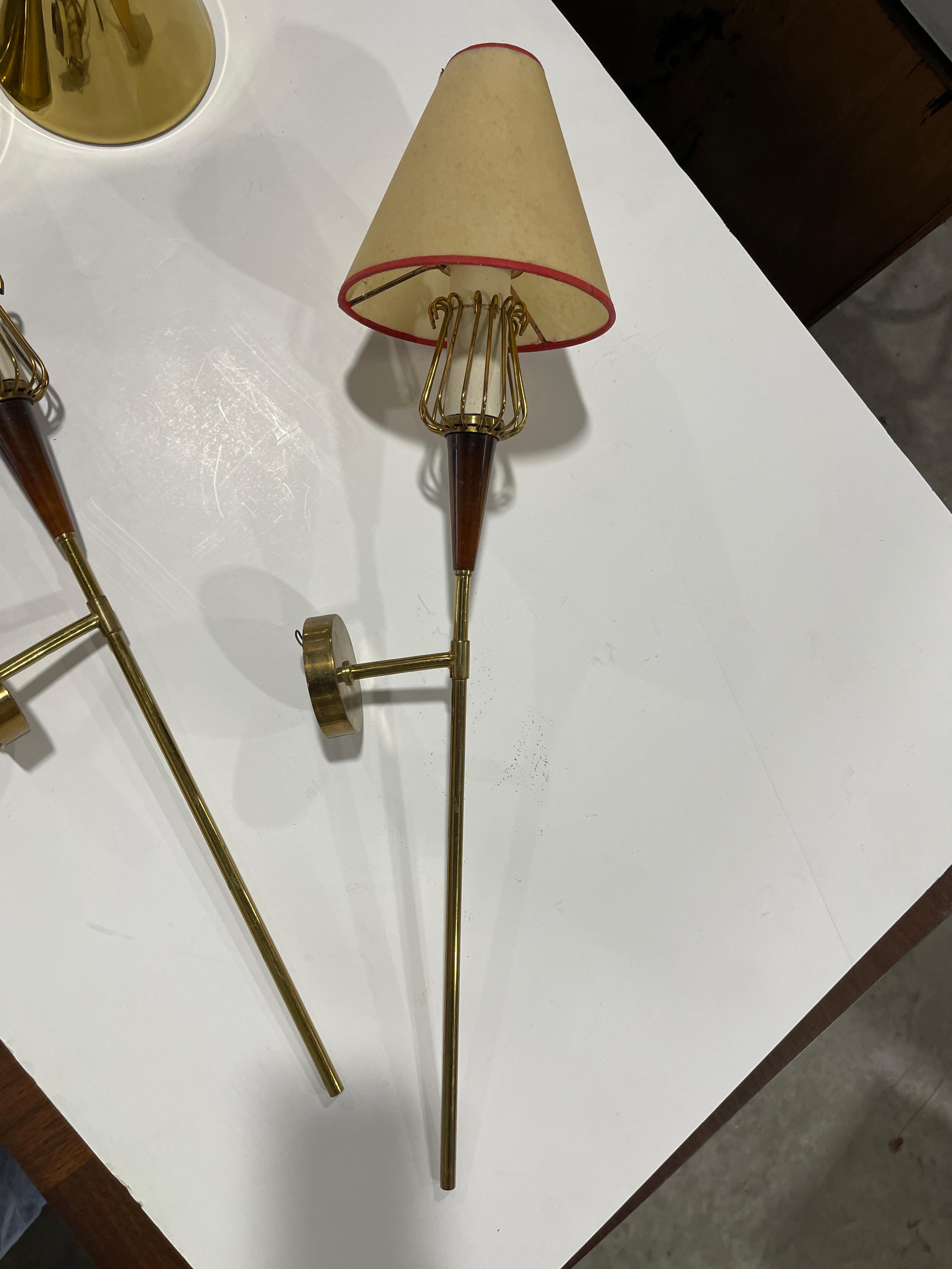 Milieu du XXe siècle Paire d'Appliques Françaises en Laiton de Style Torch des Années 1950 en vente