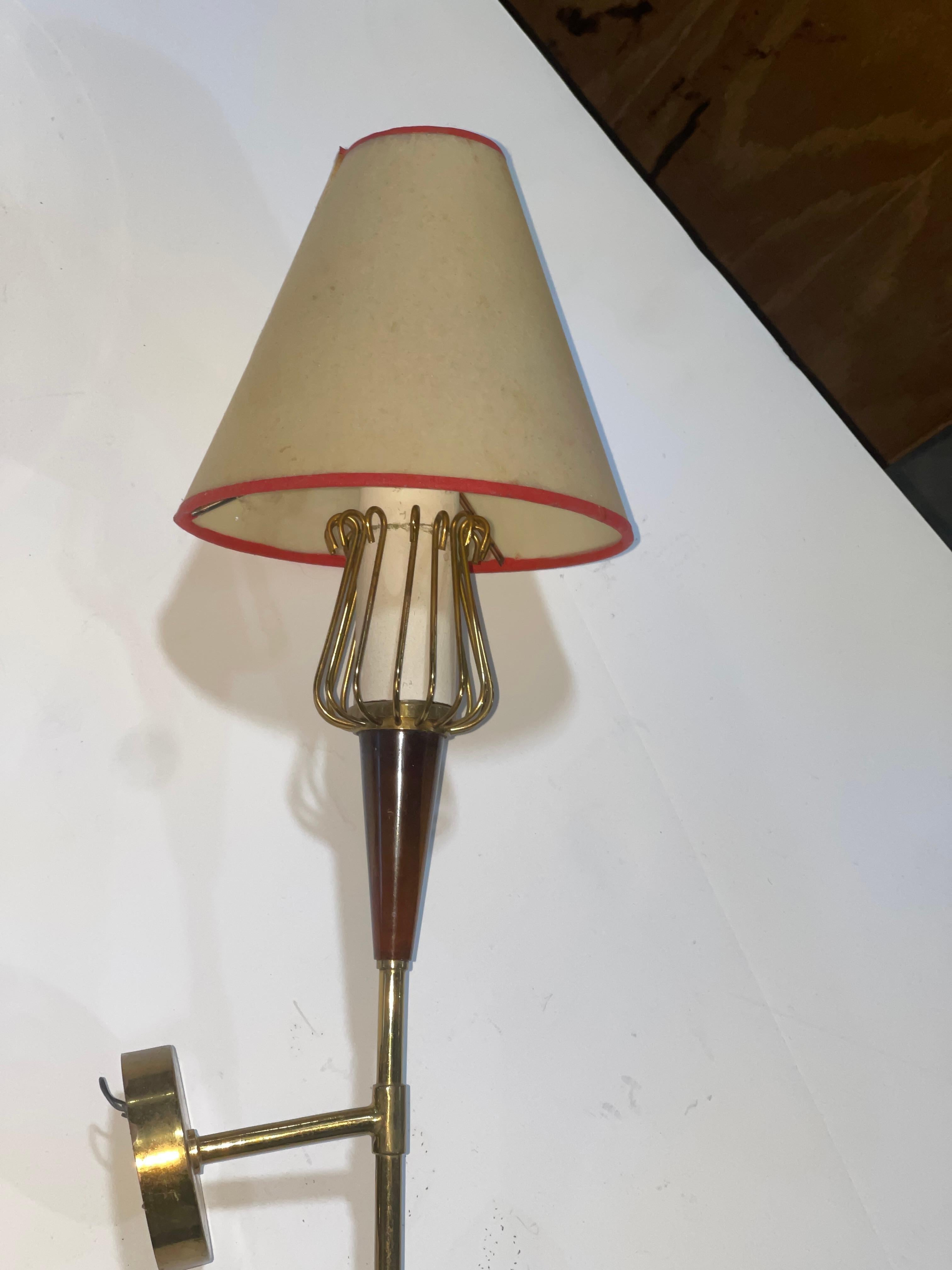 Paire d'Appliques Françaises en Laiton de Style Torch des Années 1950 en vente 1
