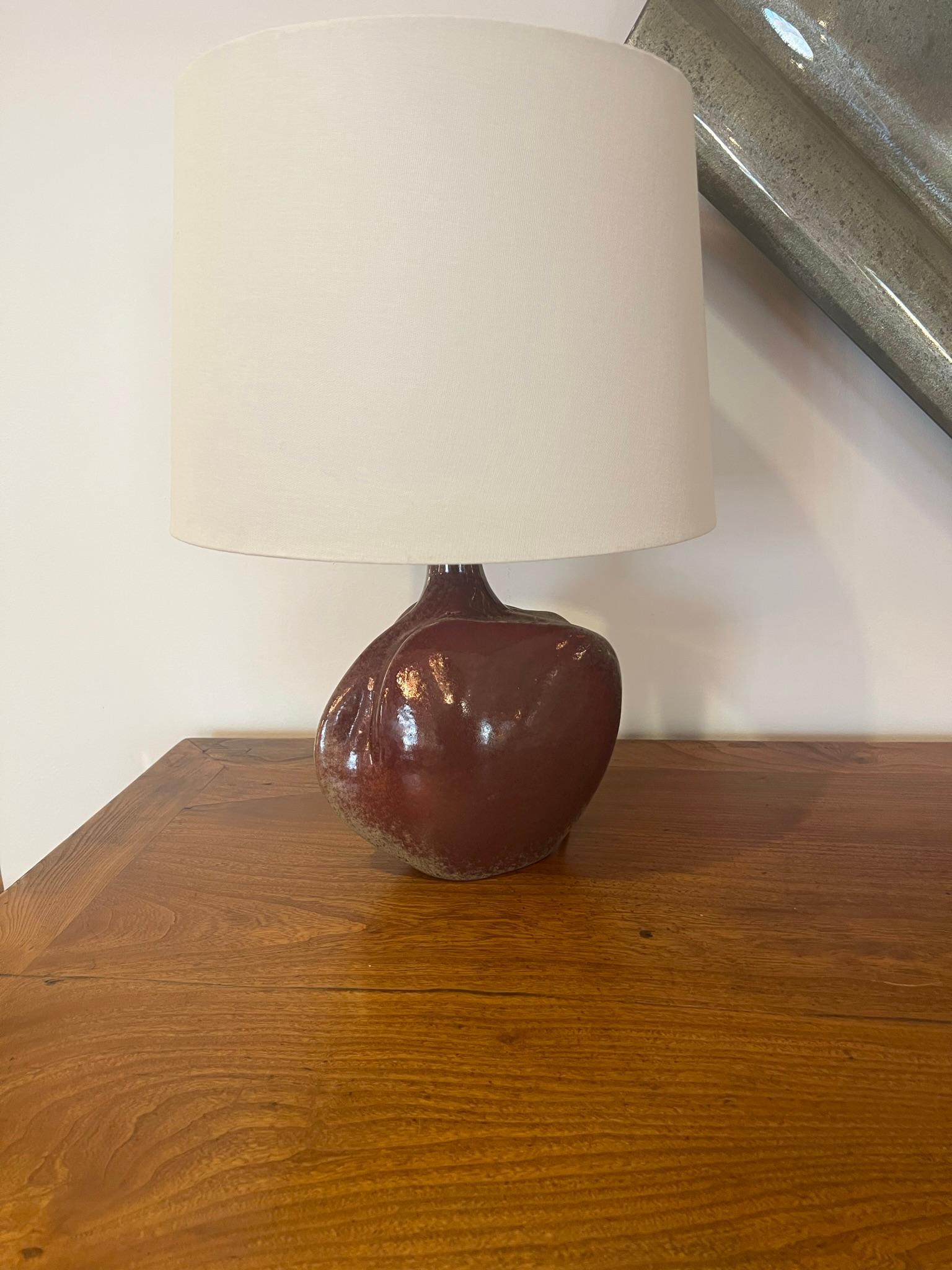 Une excellente paire de lampes de table en poterie d'art sculpturale du milieu du siècle par l'artiste français Tim Orr. Recâblage avec doubles prises en laiton vieilli. 
Signé. Le vase mesure 8,5
