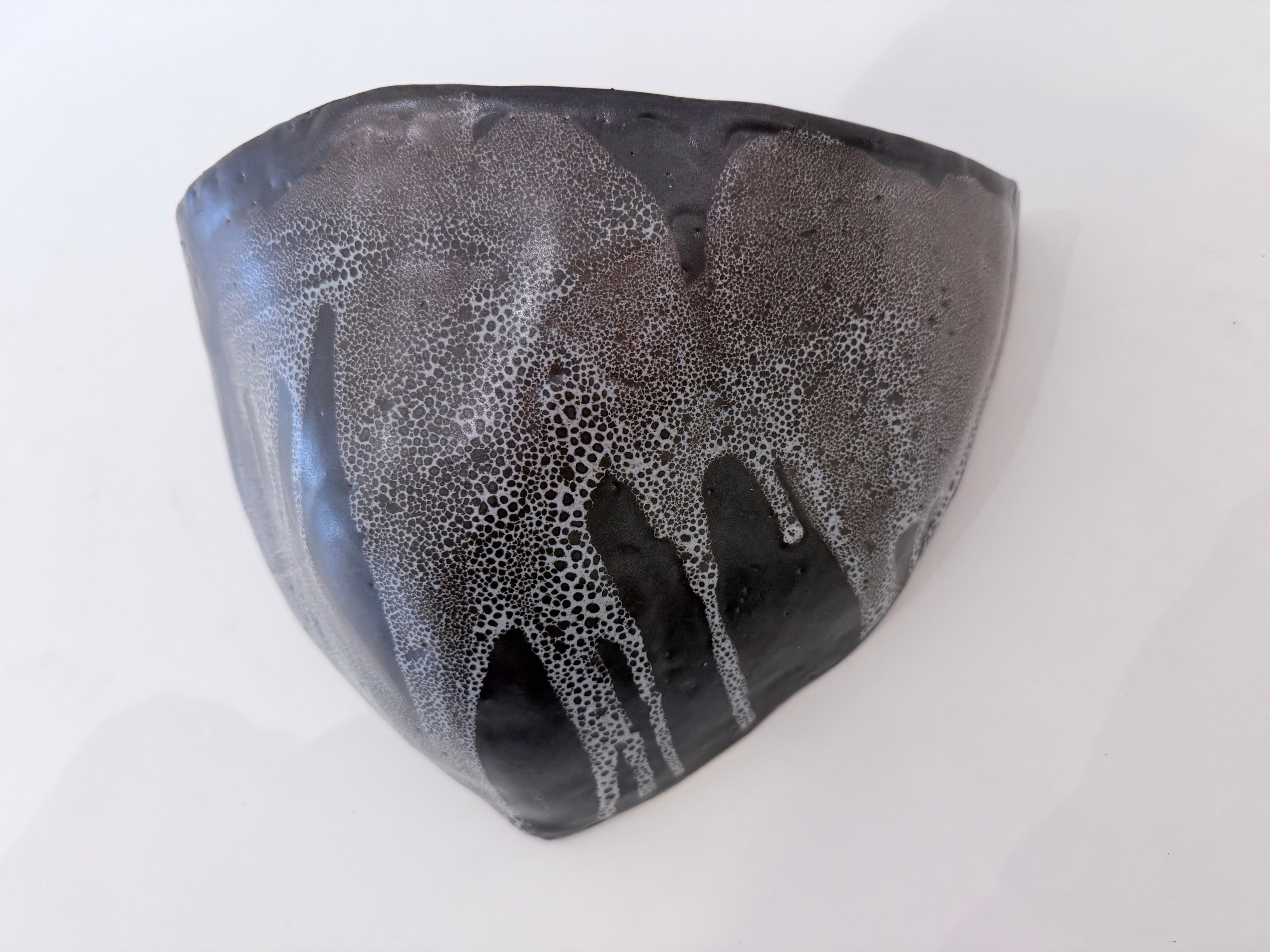 Una coppia di rare appliques francesi degli anni '60 in ceramica, realizzate a mano da un artista, in bianco e nero opaco. Un aspetto meraviglioso. Ricablati con una presa a candelabro ciascuno. 