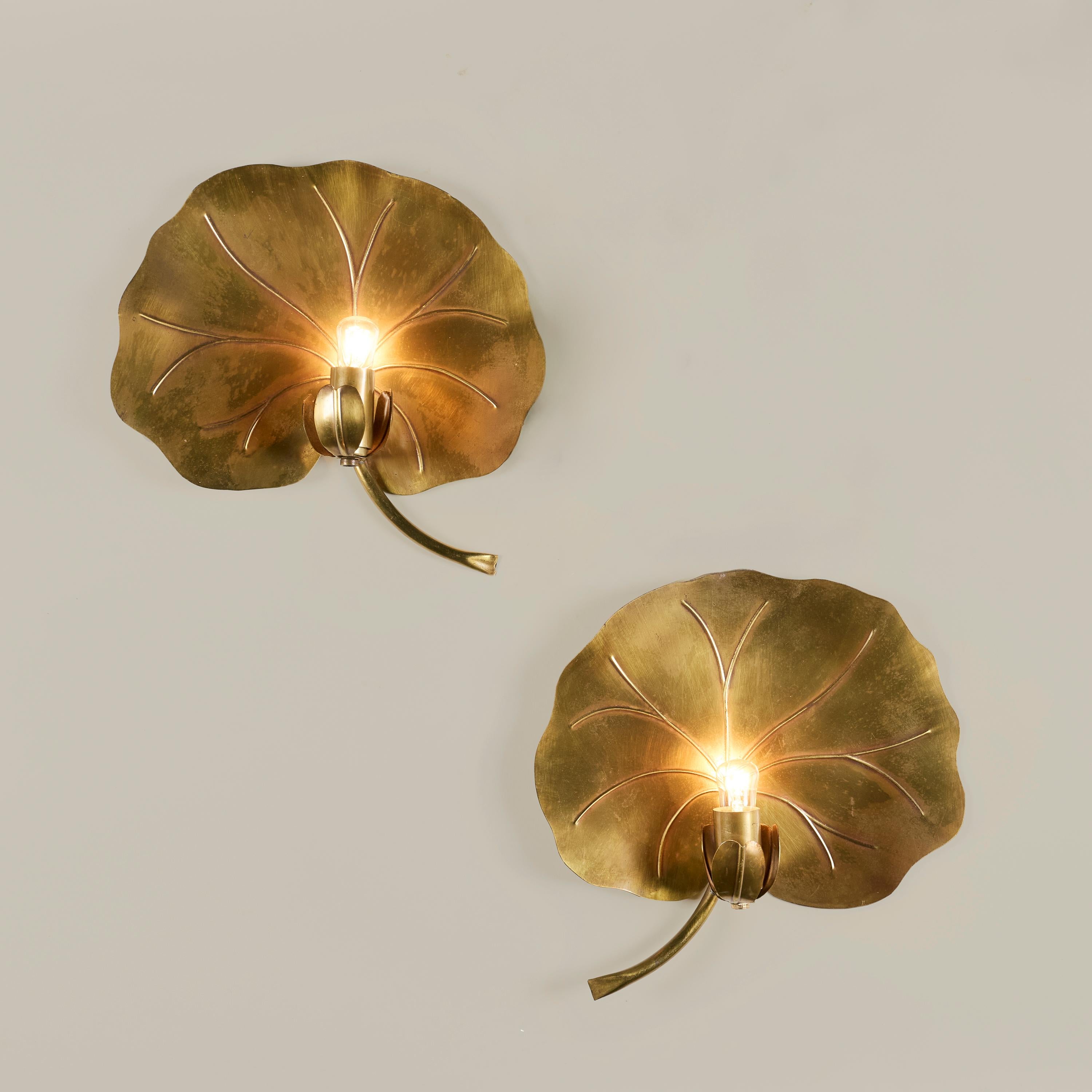 Pareja de apliques de latón en forma de nenúfar con vástago. Cada una sostiene una bombilla rodeada de latón para representar un capullo de flor a punto de abrirse. Producido por Maison FlorArt, Francia, c. 1970.
Muy buen estado vintage.
