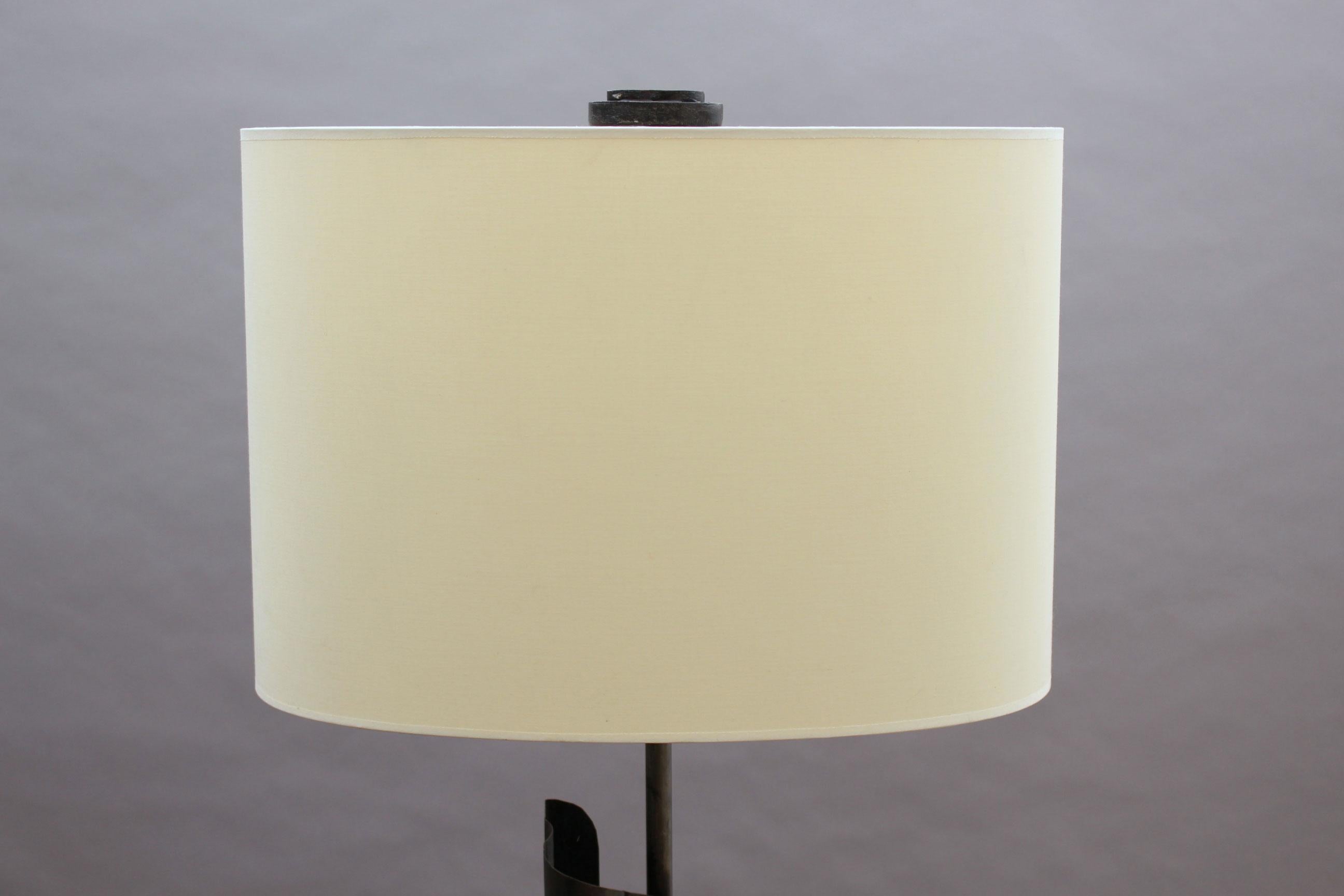 Coppia di lampade da tavolo francesi in metallo degli anni '70 in vendita 2