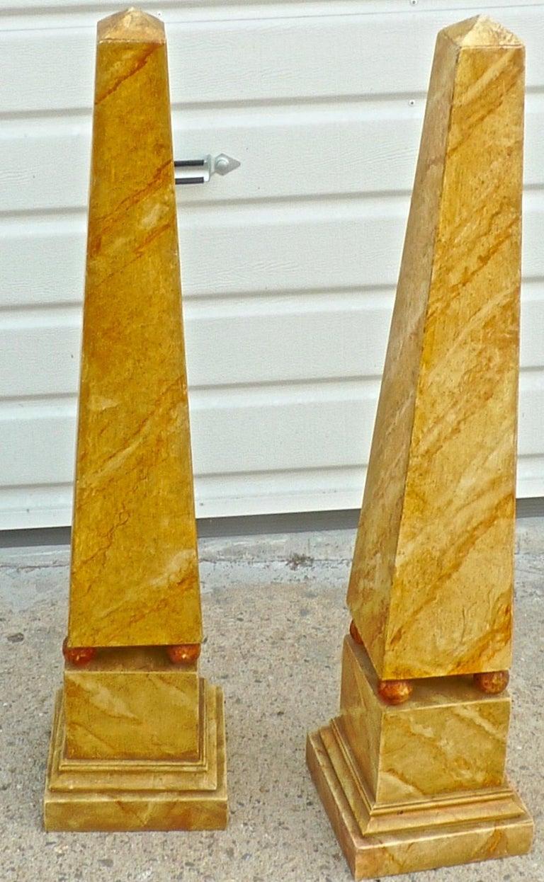 Paar französische Obelisken aus bemaltem Holz aus den 1970er Jahren (Französisch) im Angebot
