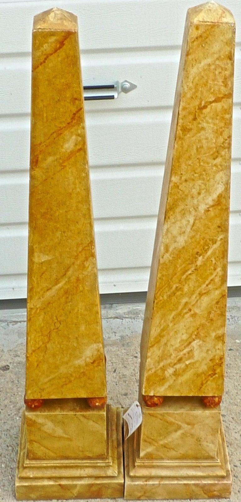Paar französische Obelisken aus bemaltem Holz aus den 1970er Jahren im Angebot 1