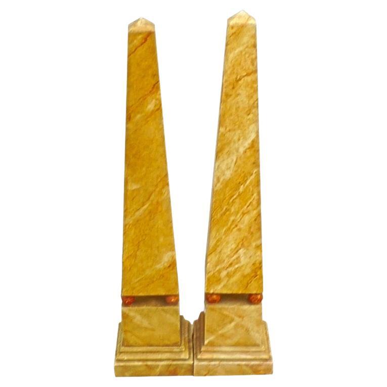 Paar französische Obelisken aus bemaltem Holz aus den 1970er Jahren im Angebot