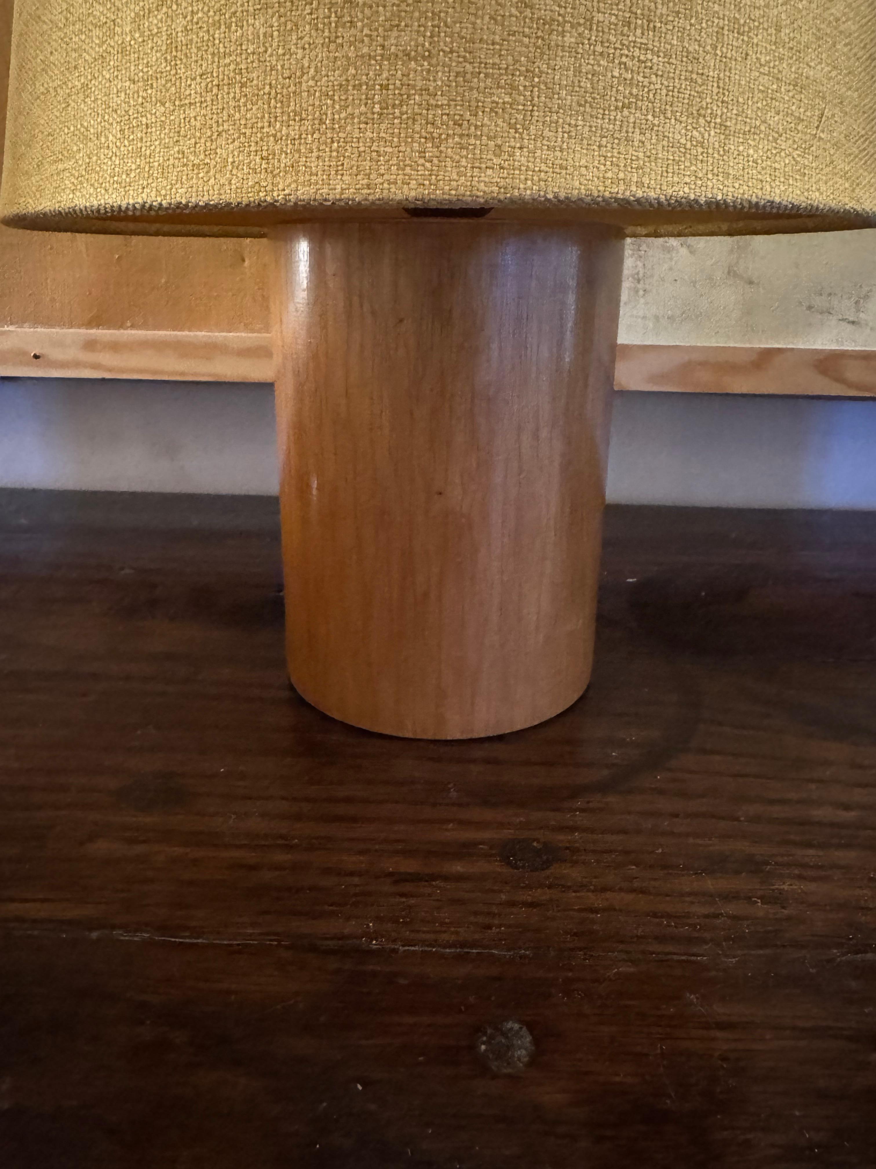 Polished Pair of French 1970’s turned wooden lamps For Sale