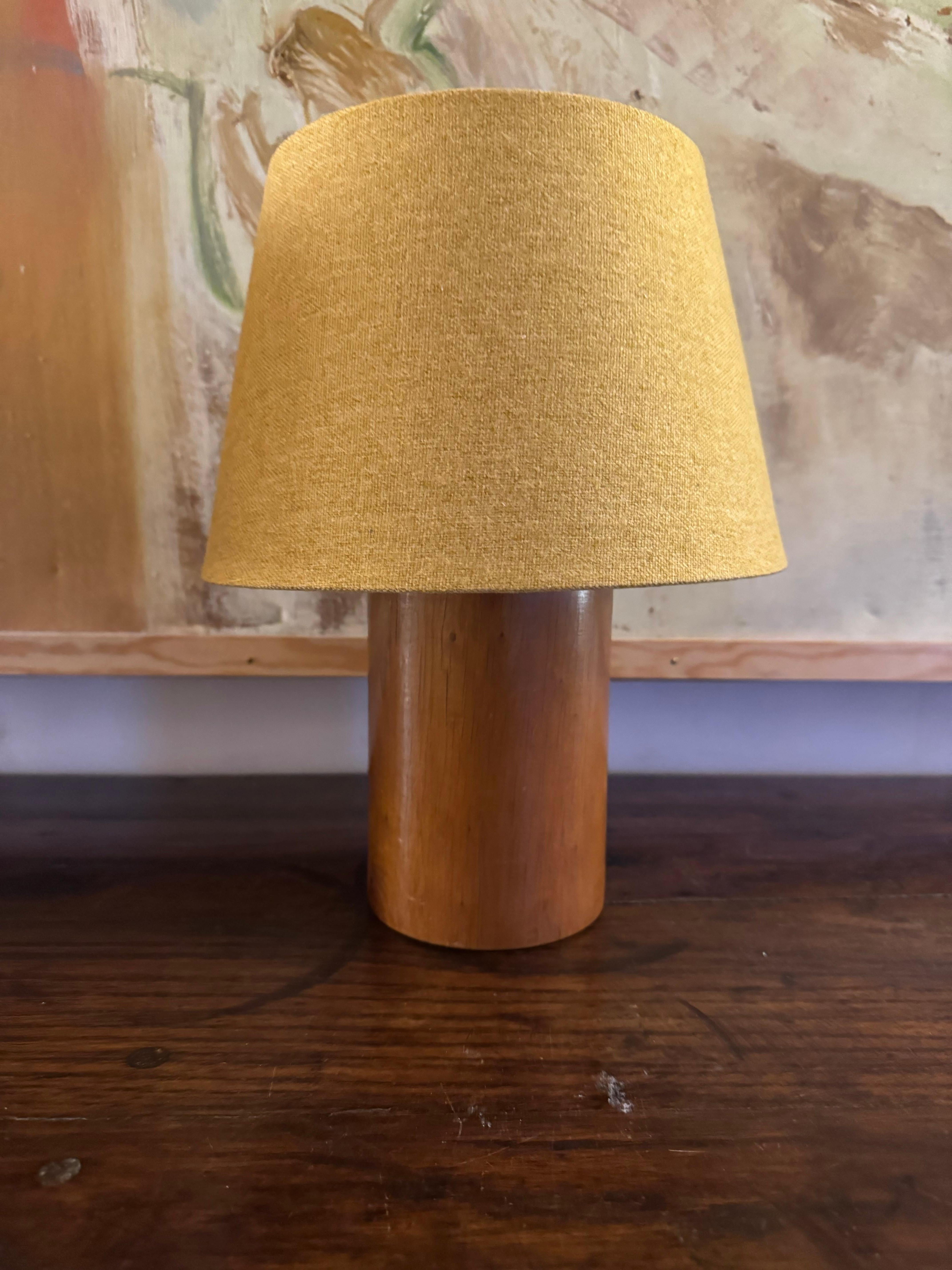 Pair of French 1970’s turned wooden lamps In Good Condition For Sale In London, GB