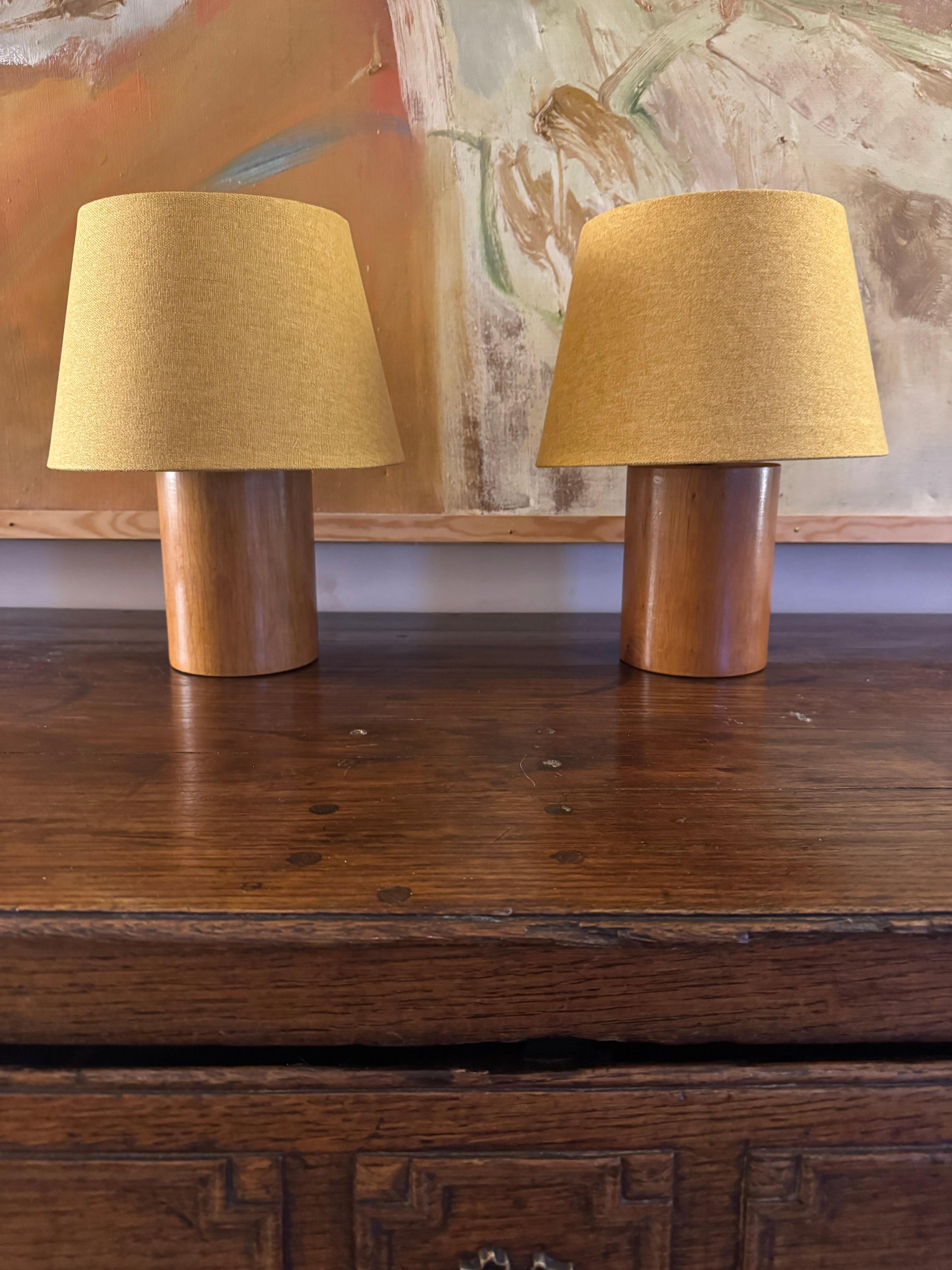 20th Century Pair of French 1970’s turned wooden lamps For Sale