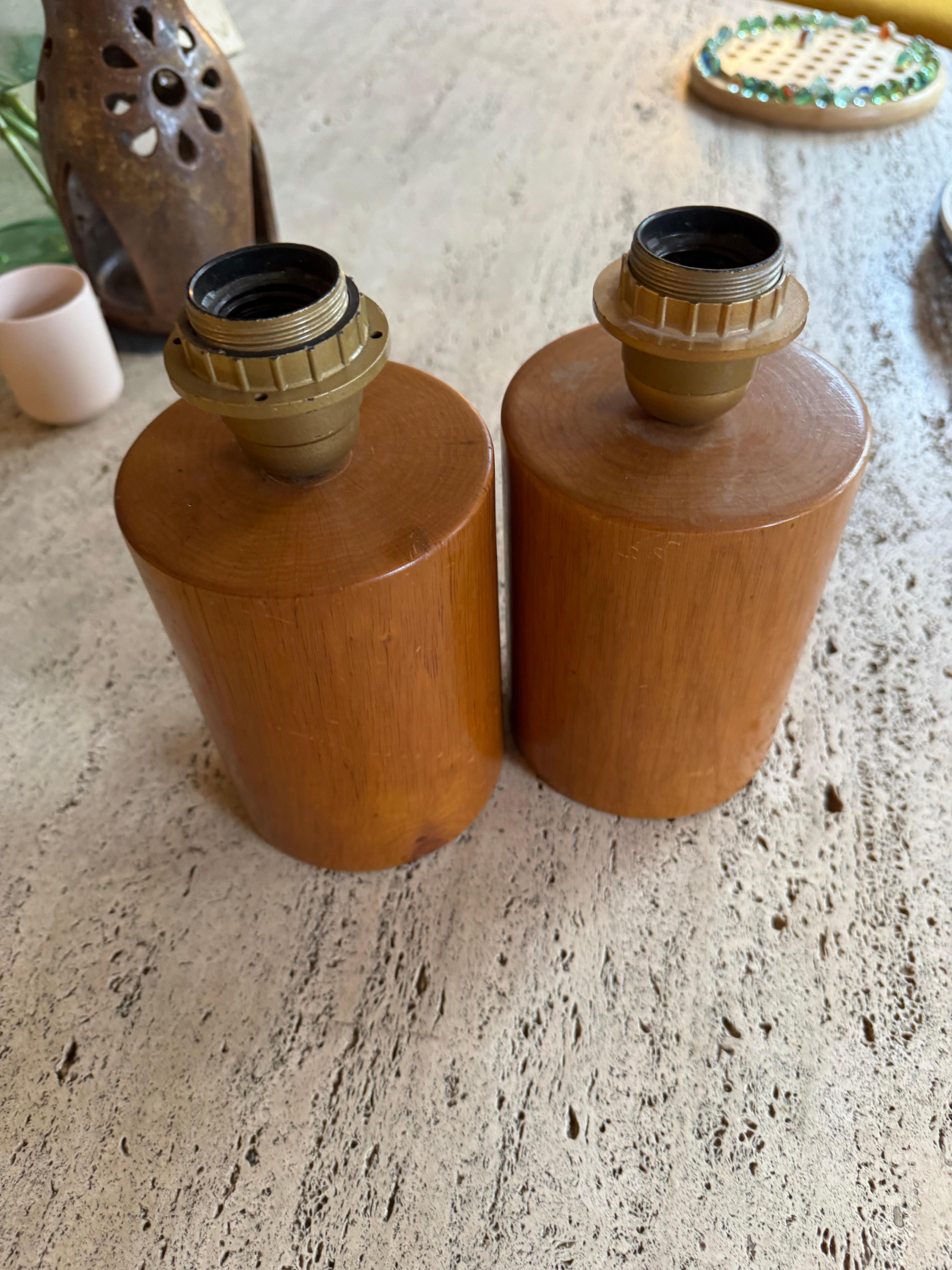 Pair of French 1970’s turned wooden lamps For Sale 1