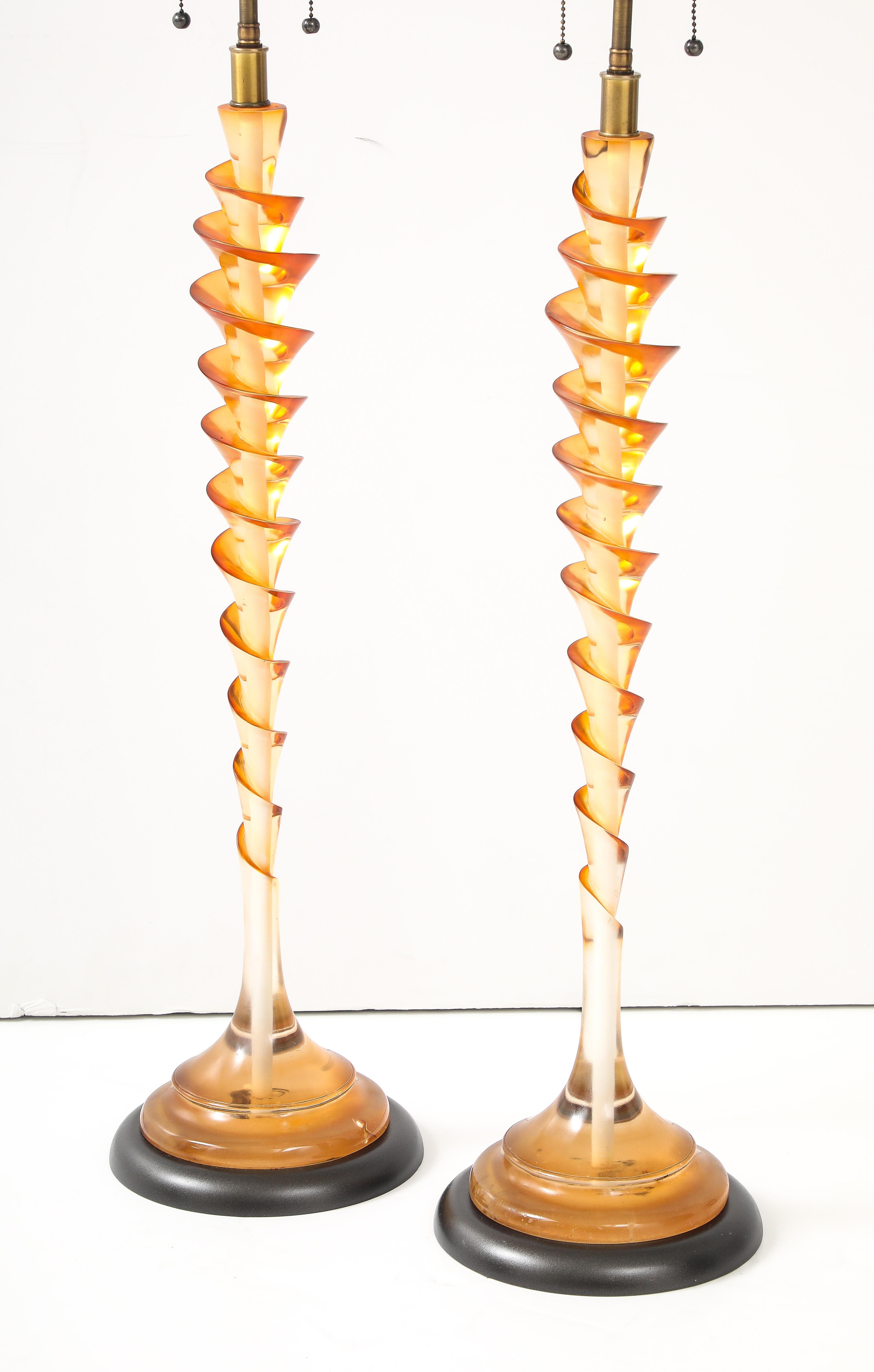 Mid-Century Modern Paire de lampes françaises des années 1980  Tire-bouchon en lucite transparent et ambré en vente