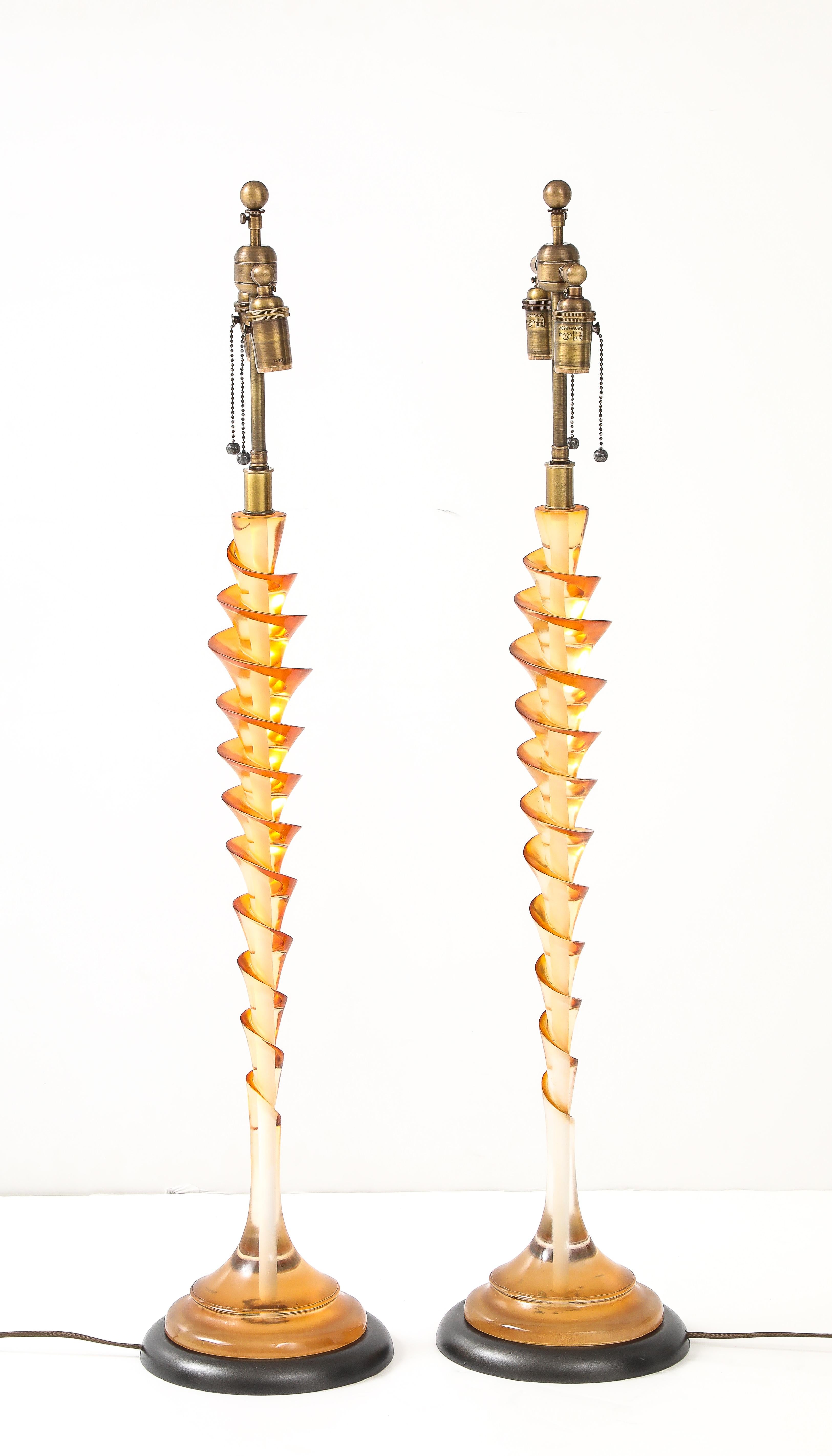 Français Paire de lampes françaises des années 1980  Tire-bouchon en lucite transparent et ambré en vente