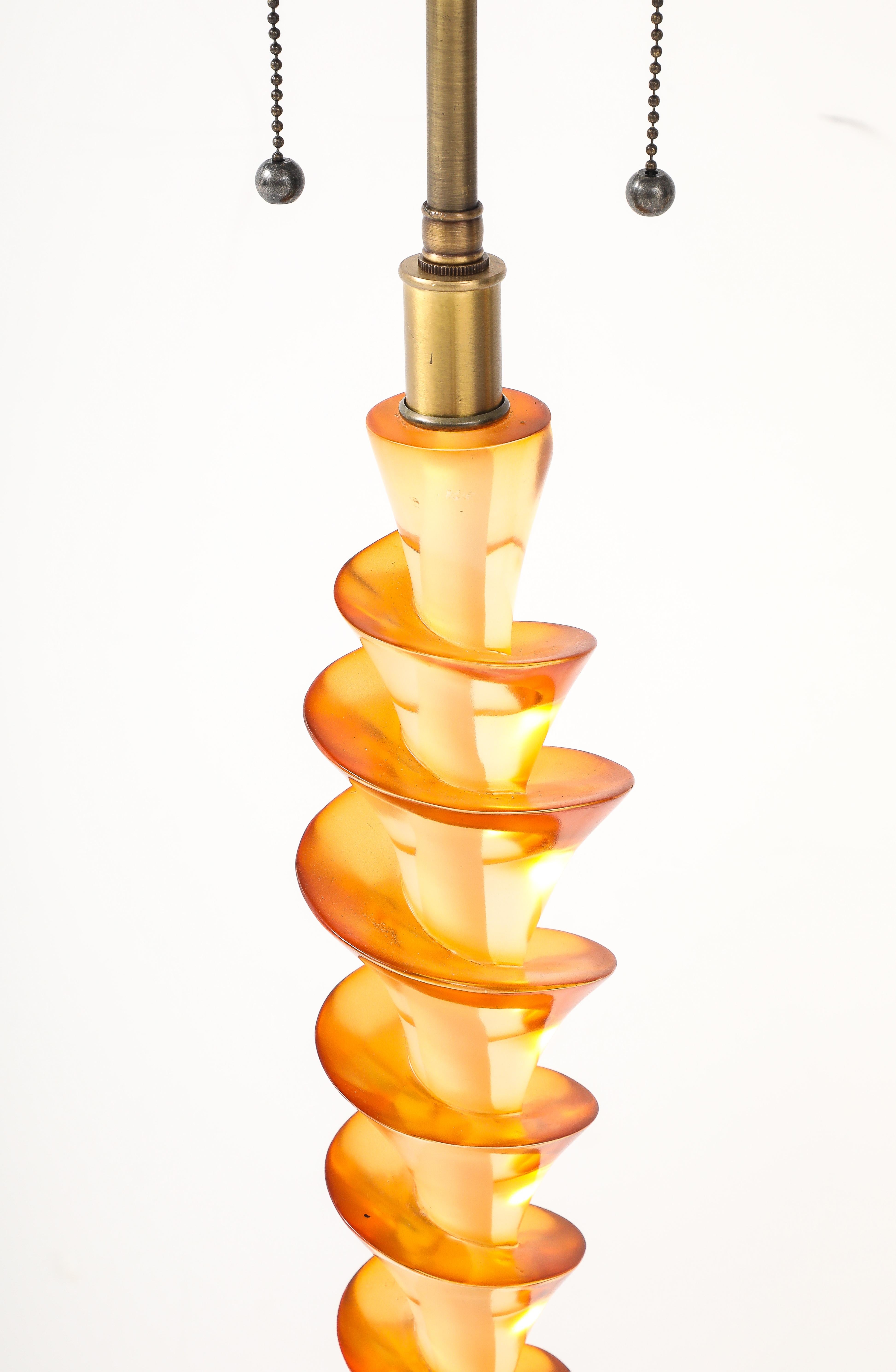 Paire de lampes françaises des années 1980  Tire-bouchon en lucite transparent et ambré Bon état - En vente à New York, NY