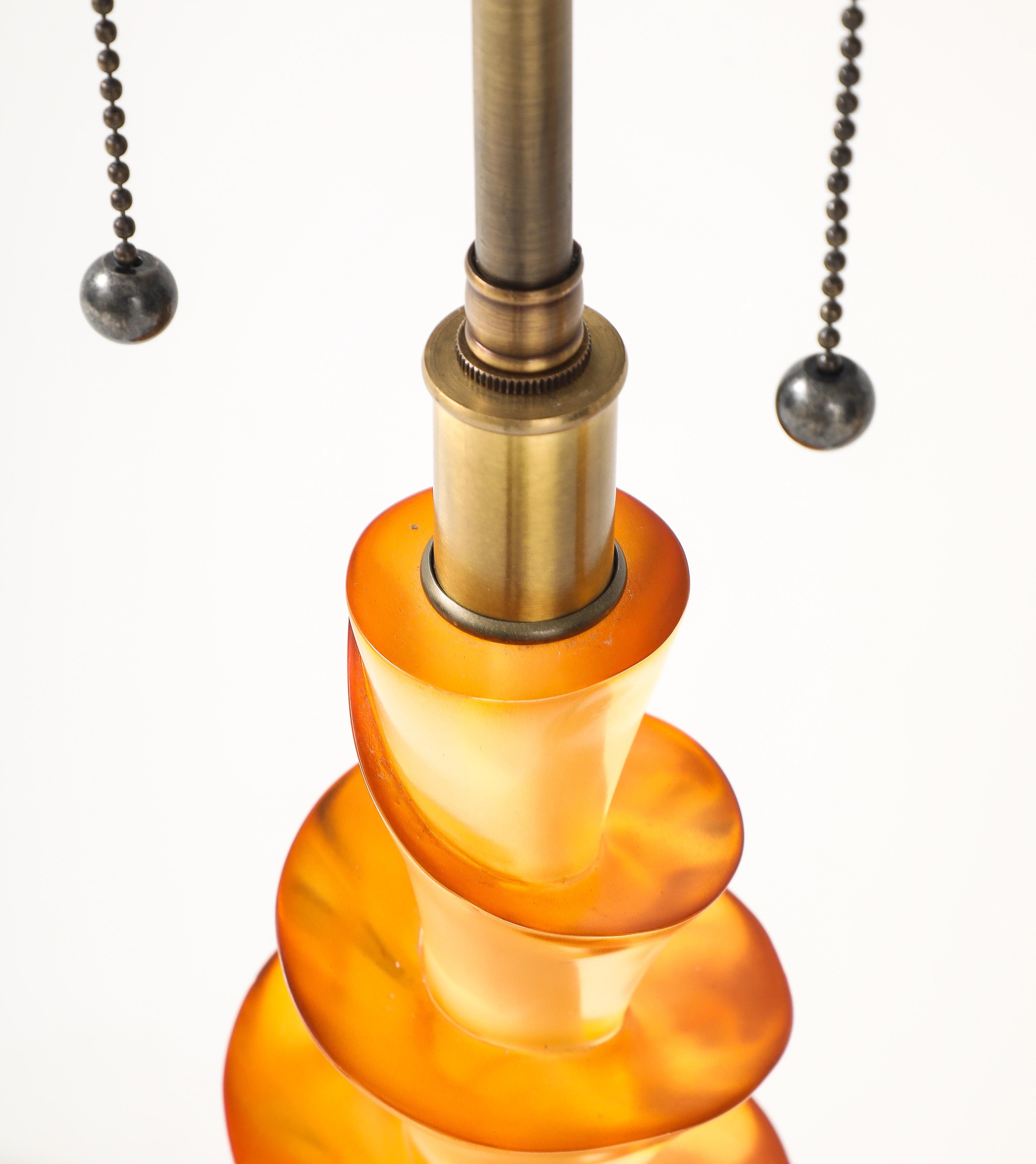 Fin du 20e siècle Paire de lampes françaises des années 1980  Tire-bouchon en lucite transparent et ambré en vente