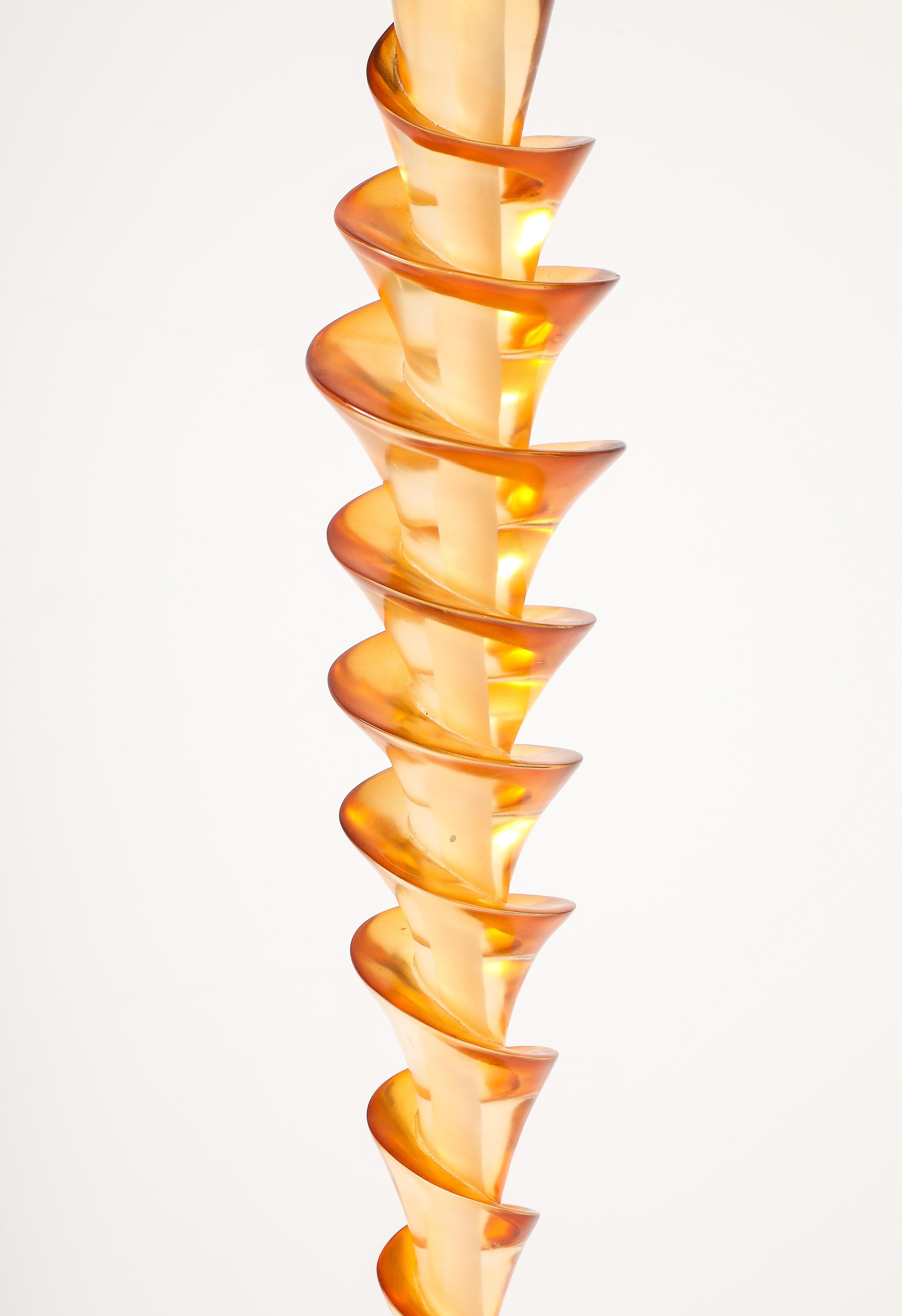 Laiton Paire de lampes françaises des années 1980  Tire-bouchon en lucite transparent et ambré en vente