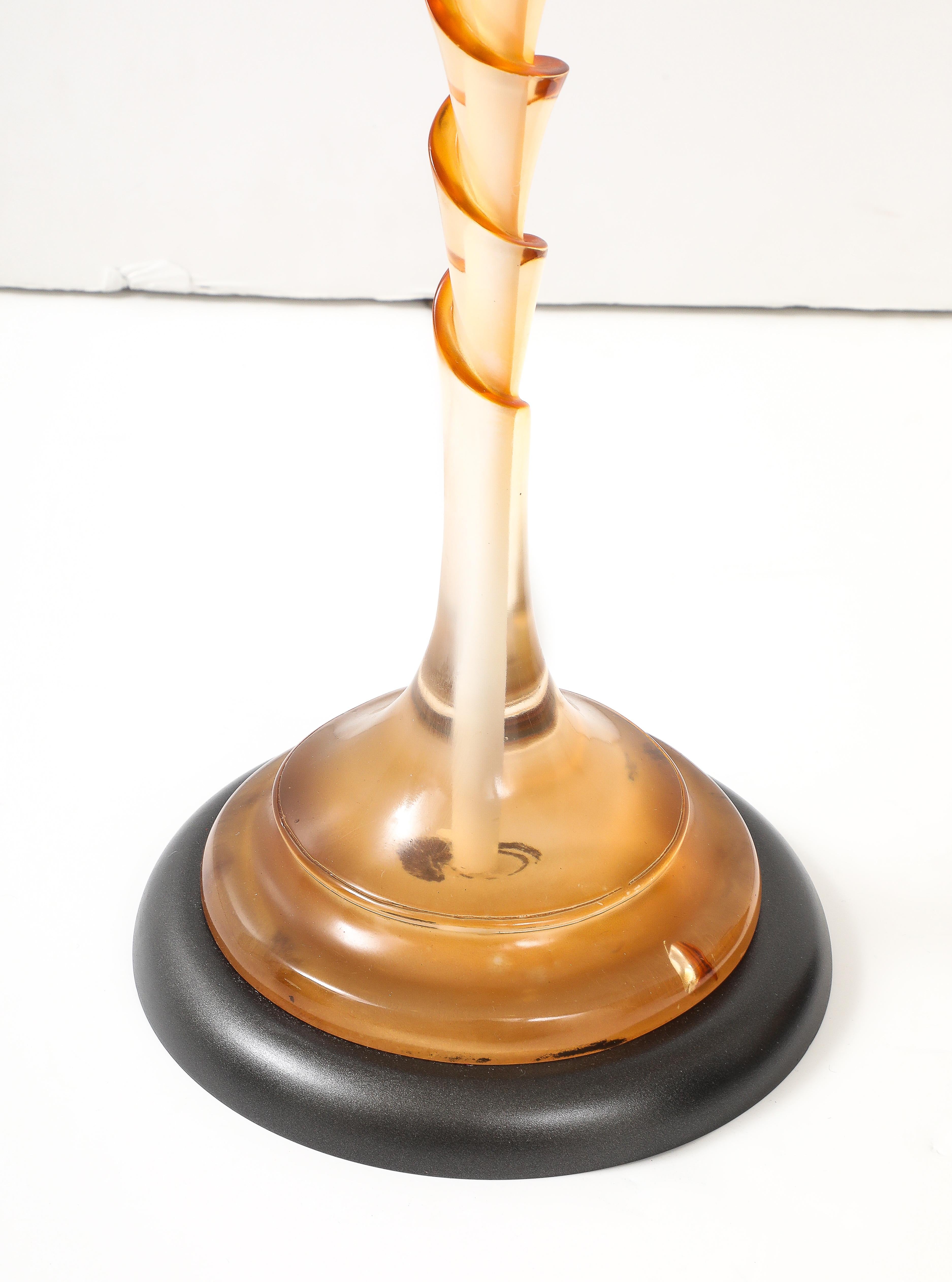 Paire de lampes françaises des années 1980  Tire-bouchon en lucite transparent et ambré en vente 1