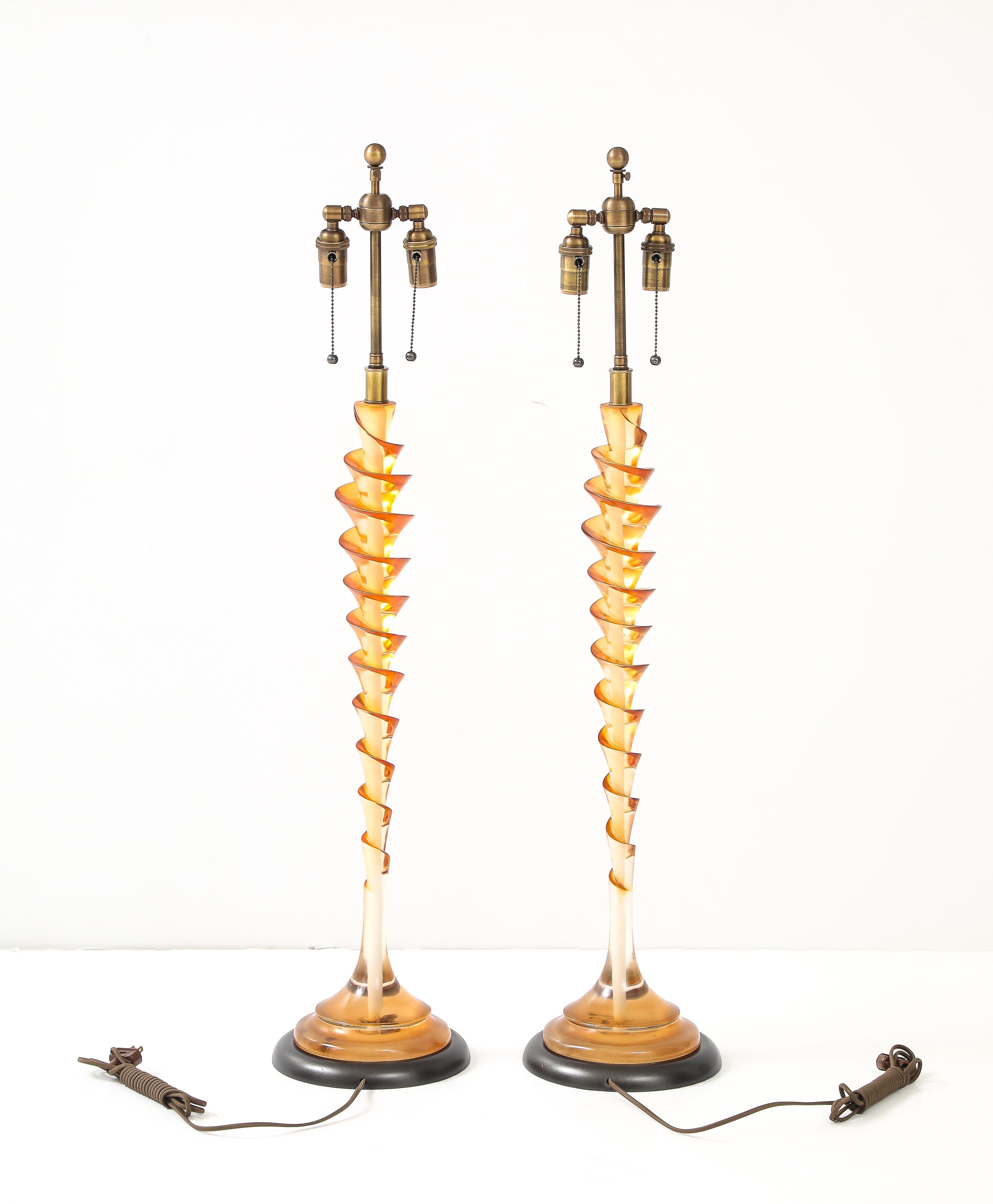 Paire de lampes françaises des années 1980  Tire-bouchon en lucite transparent et ambré en vente 2