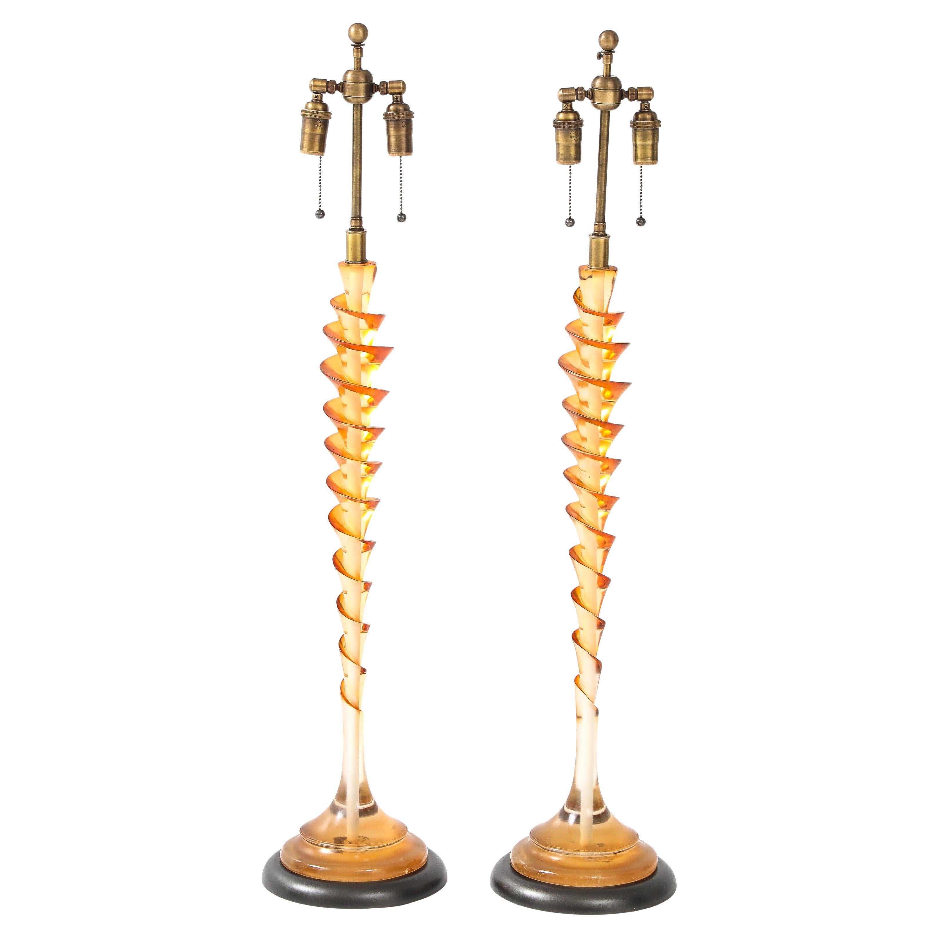 Paire de lampes françaises des années 1980  Tire-bouchon en lucite transparent et ambré en vente