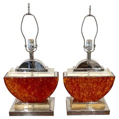 Pareja de lámparas de sobremesa francesas de bronce plateado y lucita naranja de los años 80