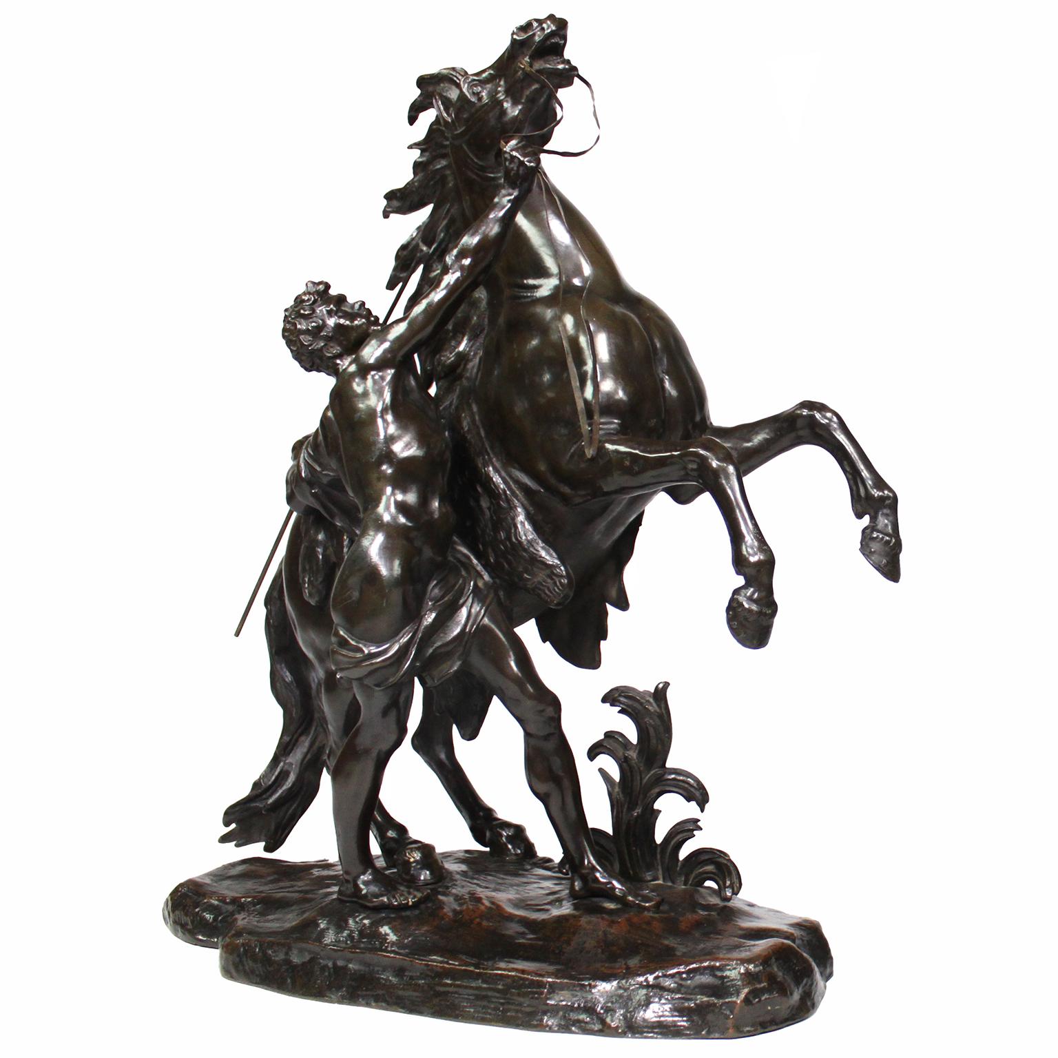 Fina pareja de esculturas francesas de bronce patinado de 