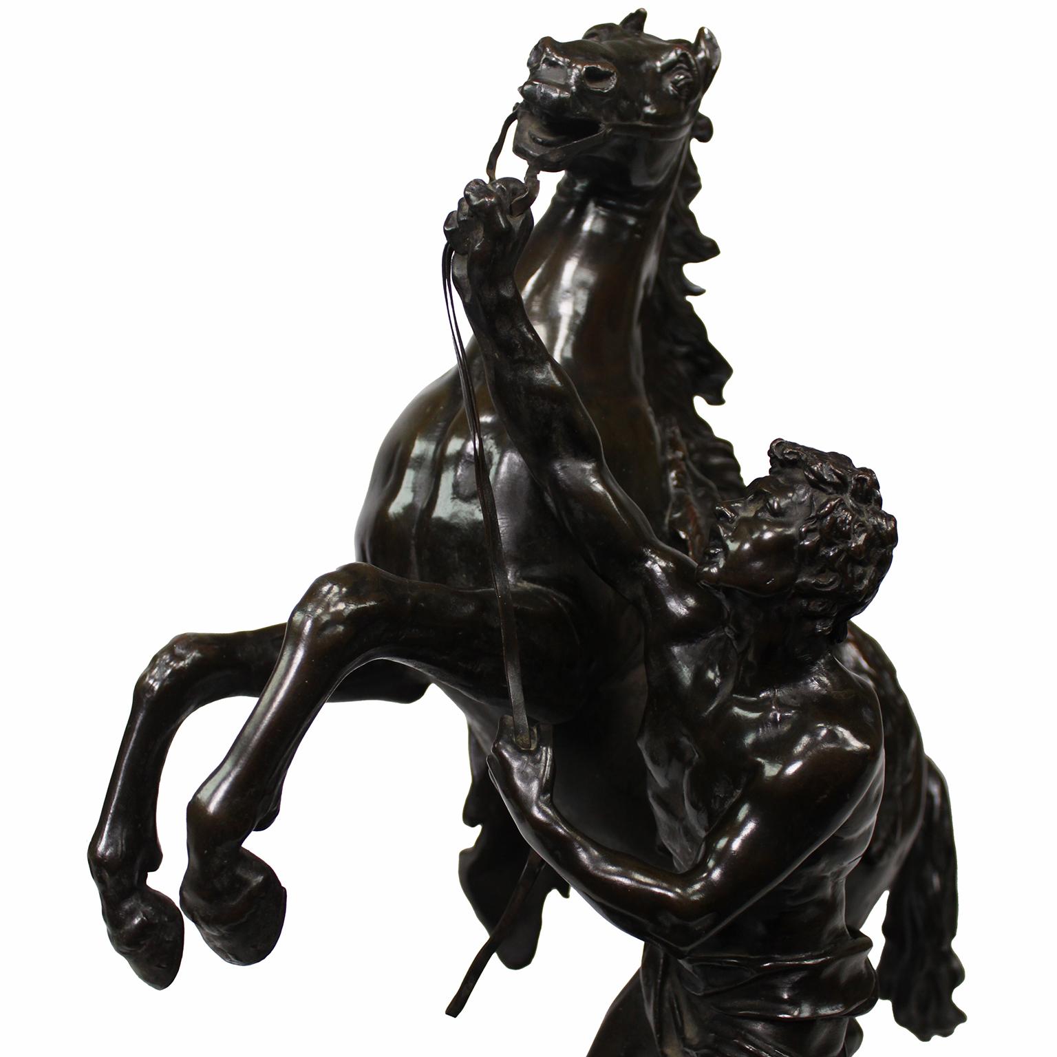 Pareja de esculturas francesas de bronce patinado de los siglos XIX/XX 