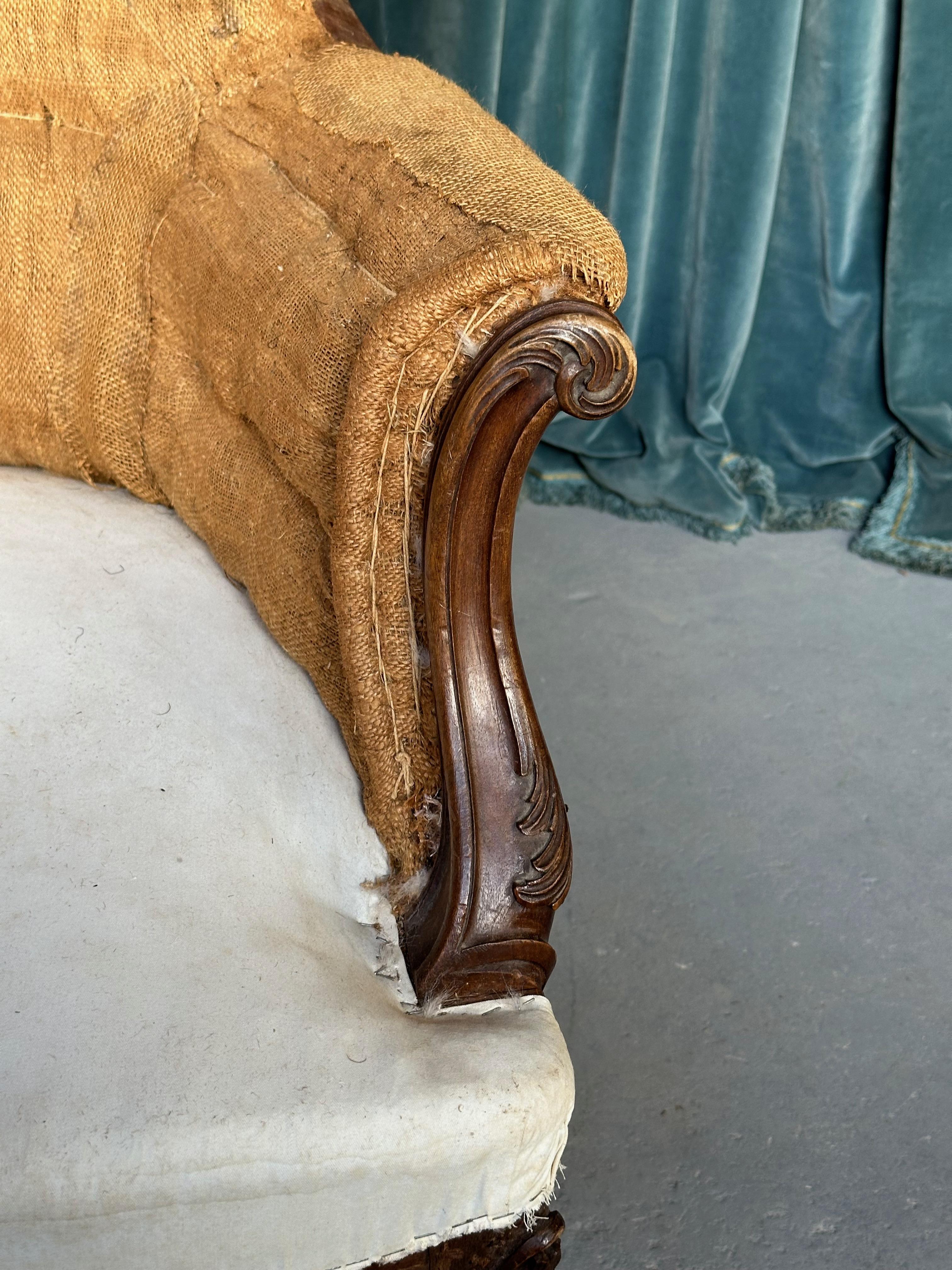  Paire de fauteuils français du C.I.C. avec armatures en bois fruitier sculpté en vente 4
