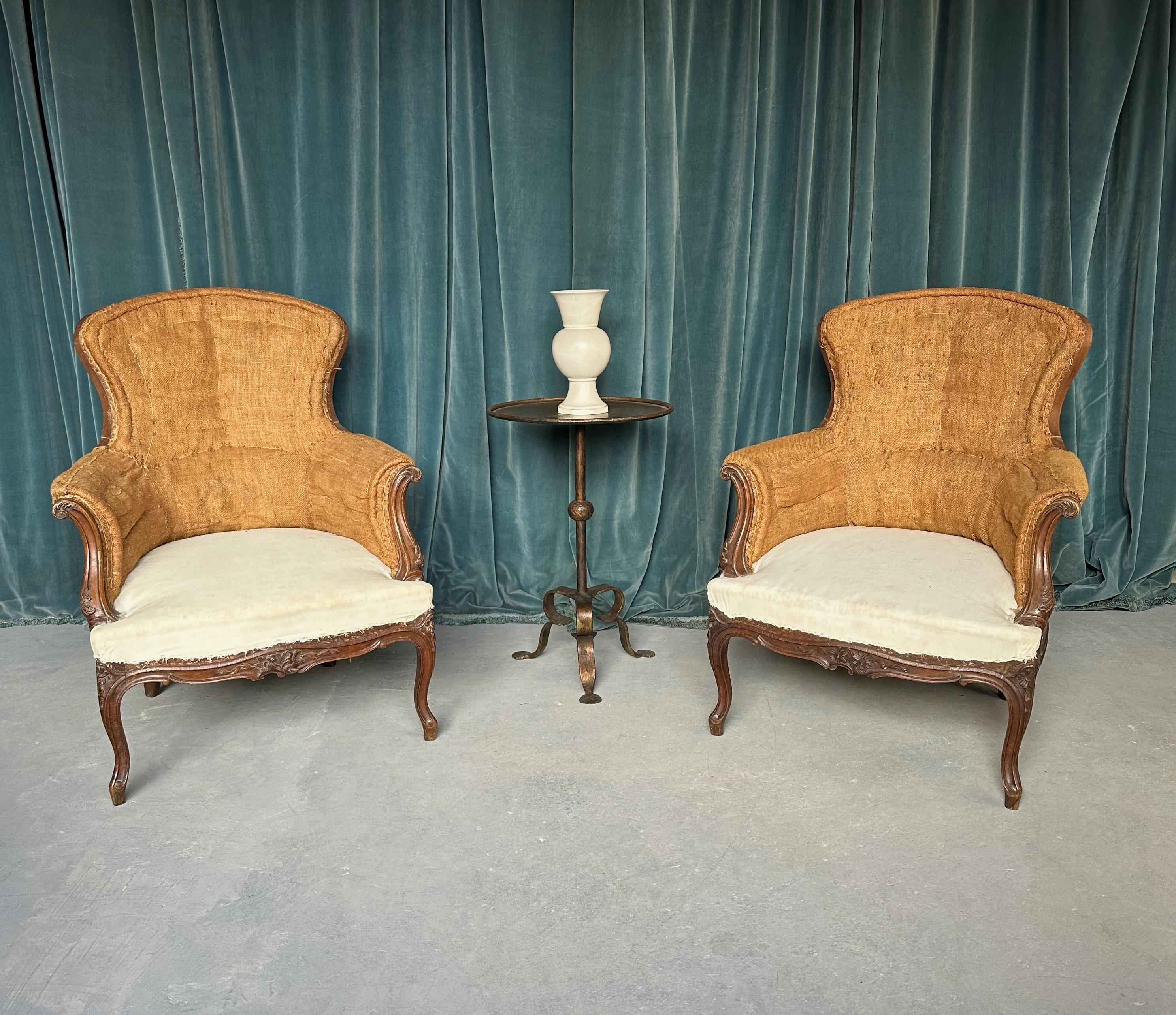 Une élégante paire de fauteuils français Napoléon III inspirés de la période Louis XV, avec des cadres en bois fruitier richement sculptés de motifs floraux. Les chaises ont été déshabillées jusqu'à la mousseline d'origine et sont prêtes à être