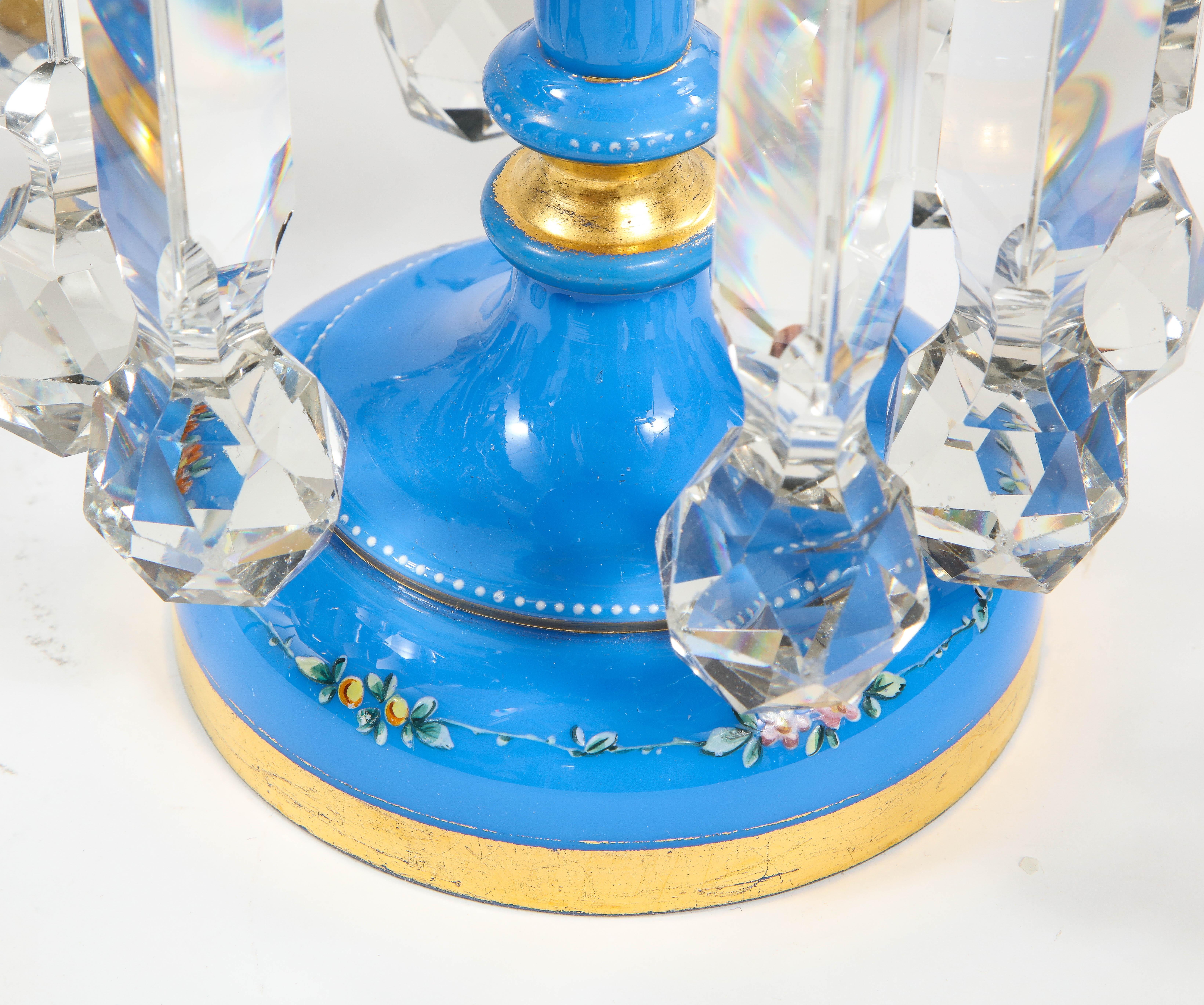 Paire de lustres français du 19ème siècle en forme de tulipe en cristal opalescent bleu avec décor doré en vente 5