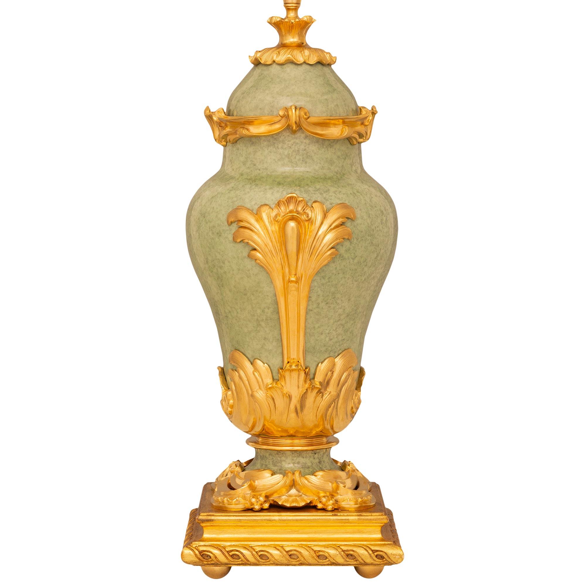 Français Paire d'A.I.C. français du 19ème siècle. Lampes Louis XV en porcelaine verte à glaçure feu de Light en vente