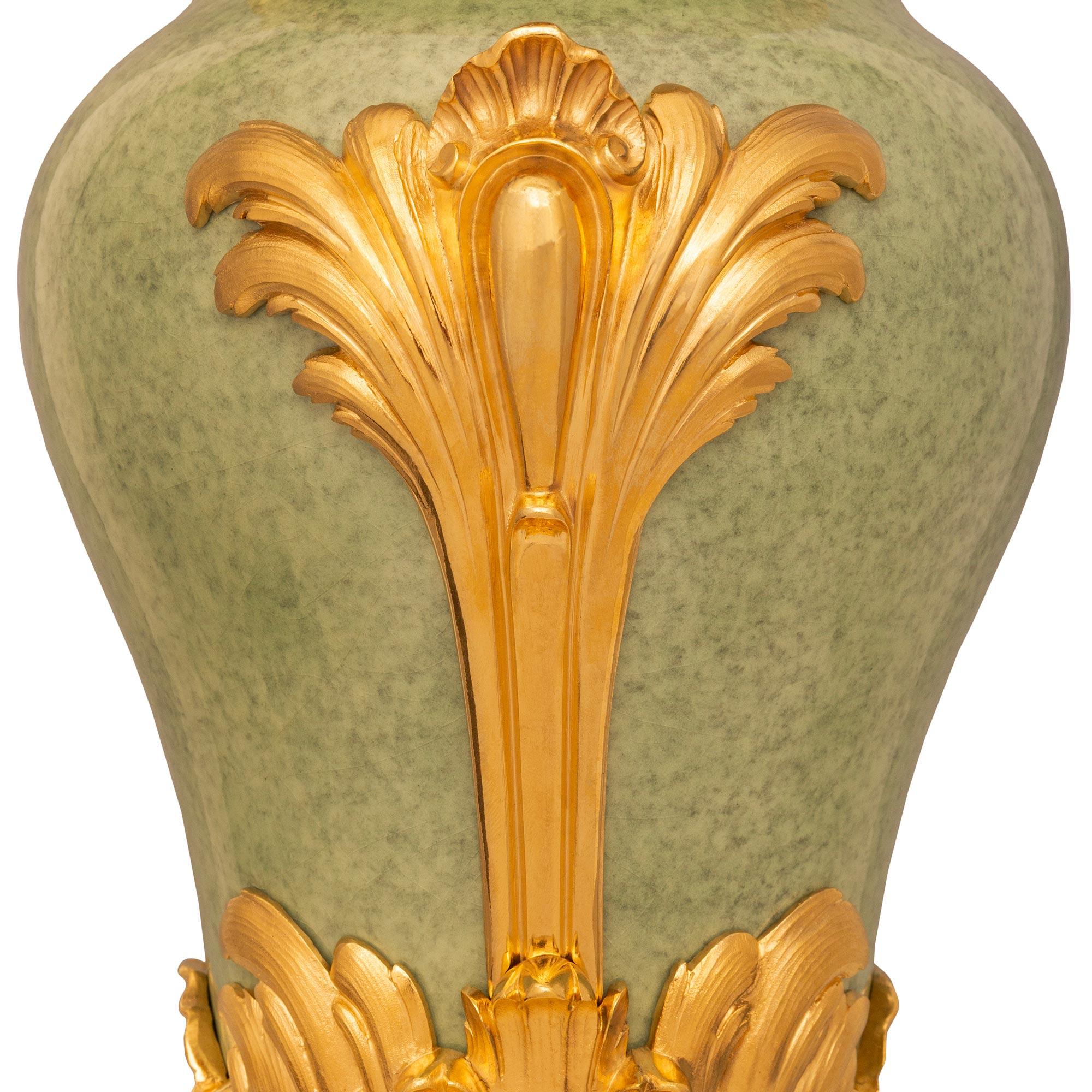 XIXe siècle Paire d'A.I.C. français du 19ème siècle. Lampes Louis XV en porcelaine verte à glaçure feu de Light en vente