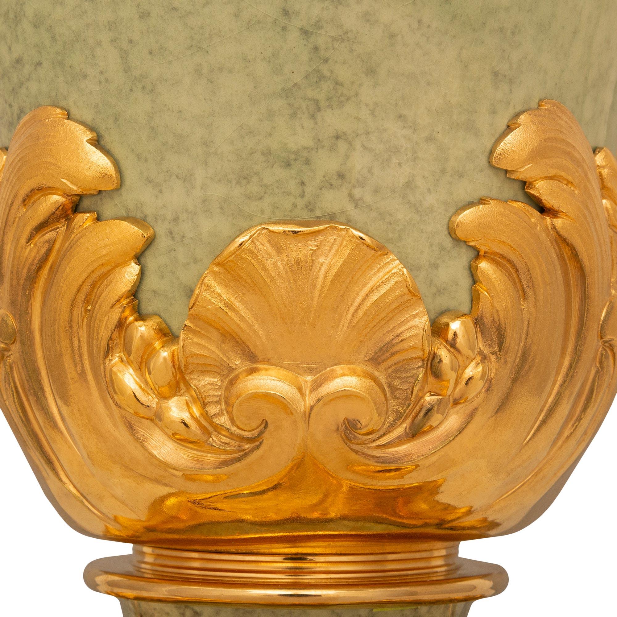 Paar Französisch 19. Hellgrüne Feuerglasierte Porzellanlampen im Stil Louis XV. im Louis XV.-Stil im Angebot 2