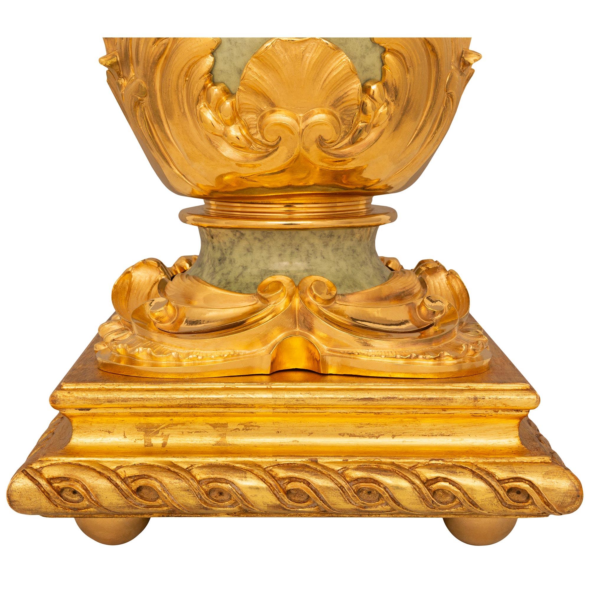 Paar Französisch 19. Hellgrüne Feuerglasierte Porzellanlampen im Stil Louis XV. im Louis XV.-Stil im Angebot 3