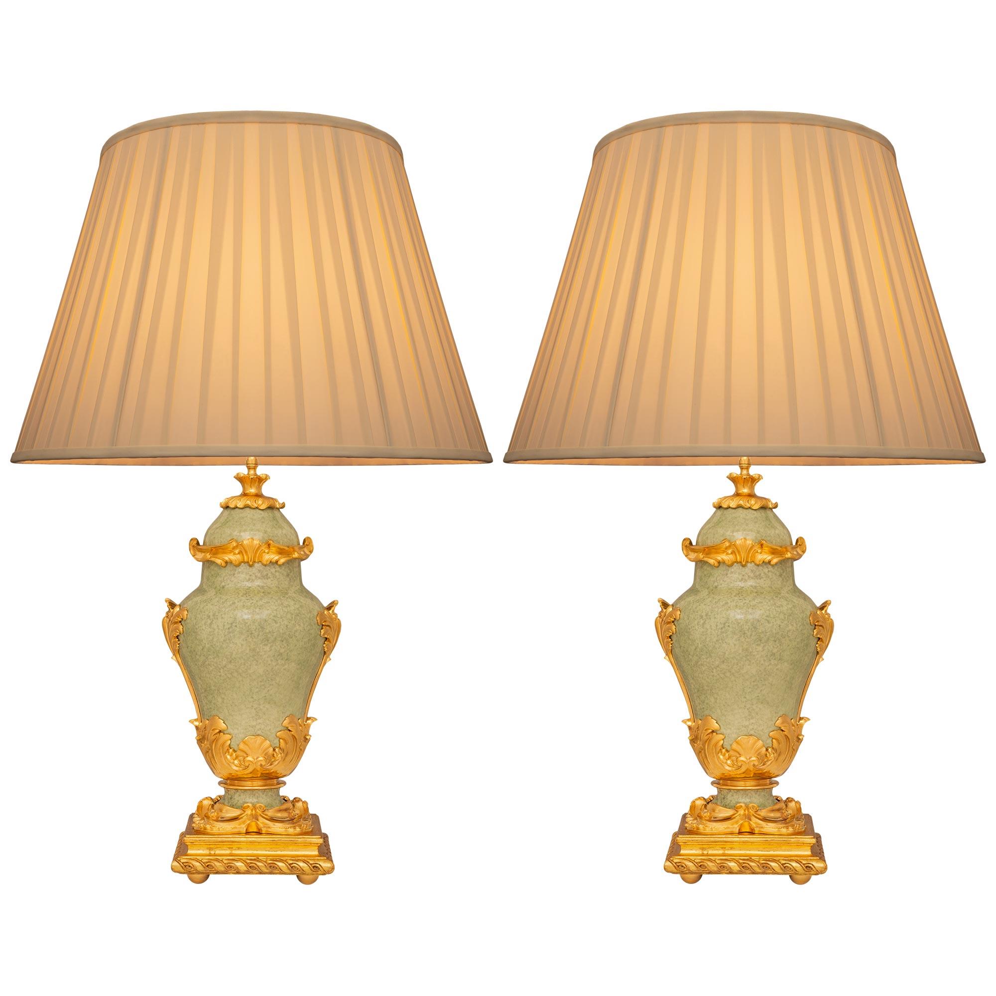 Paire d'A.I.C. français du 19ème siècle. Lampes Louis XV en porcelaine verte à glaçure feu de Light en vente 3