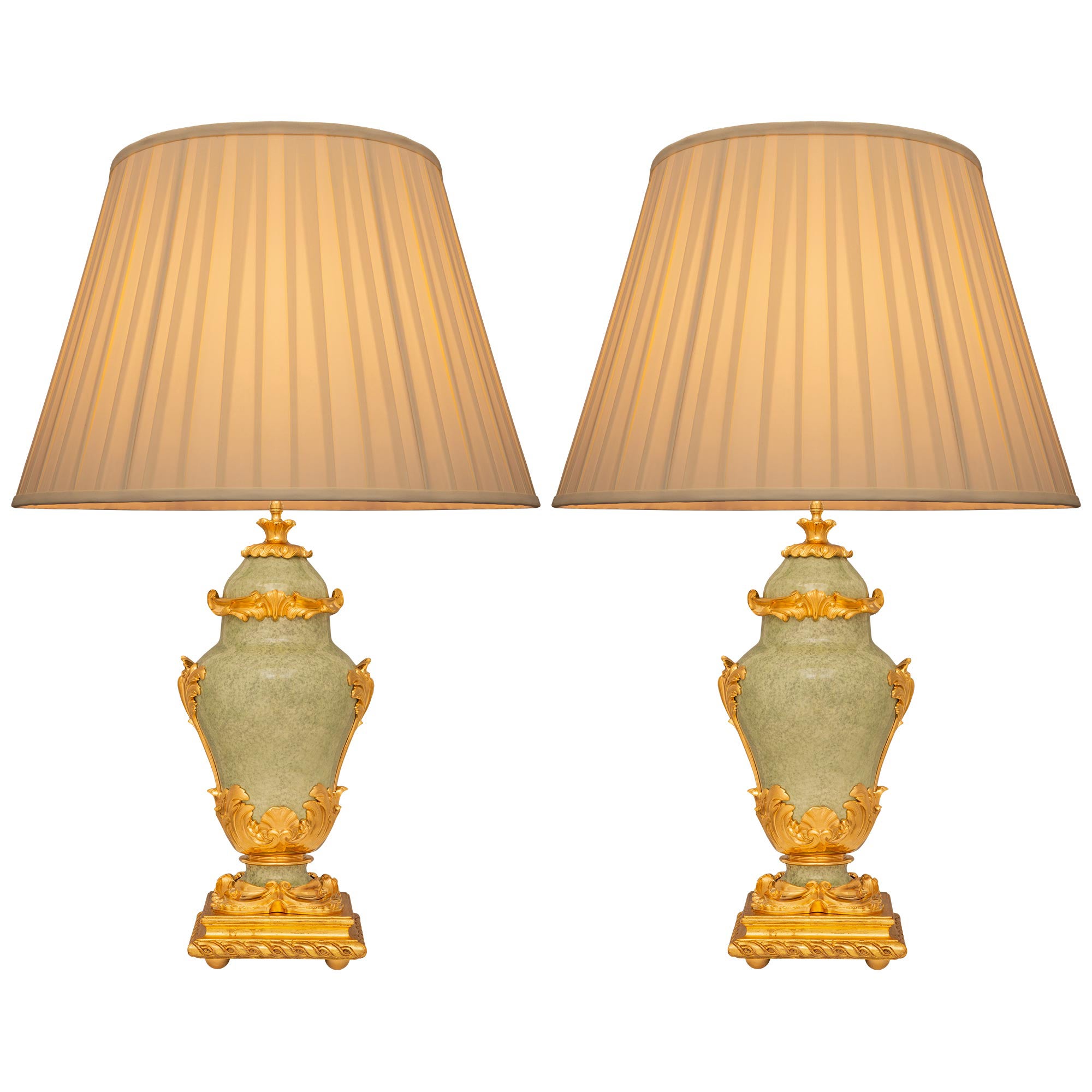 Pareja De Piezas Francesas S. XIX Lámparas de porcelana esmaltada verde fuego Luis XV St.