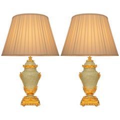 Paire d'A.I.C. français du 19ème siècle. Lampes Louis XV en porcelaine verte à glaçure feu de Light