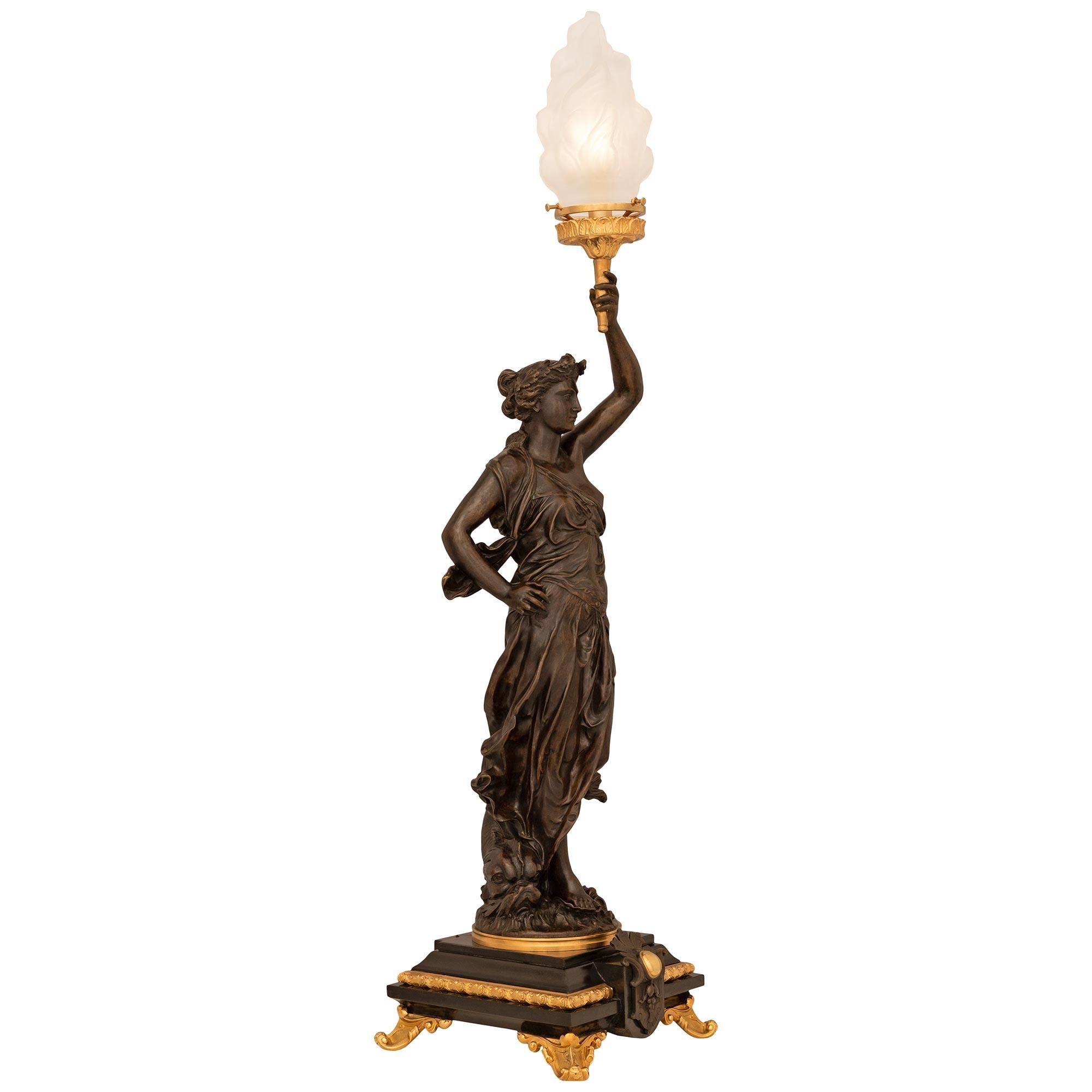 Français Paire d'A.I.C. français du 19ème siècle. Lampes Louis XVI en bronze patiné, marbre et bronze doré en vente
