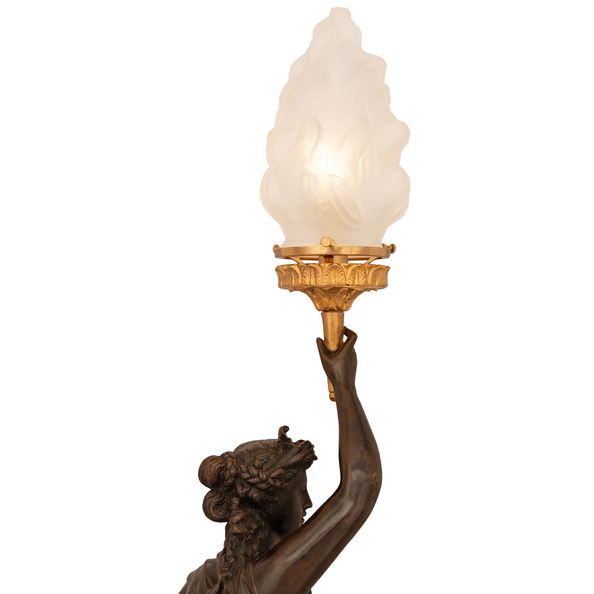 Patiné Paire d'A.I.C. français du 19ème siècle. Lampes Louis XVI en bronze patiné, marbre et bronze doré en vente