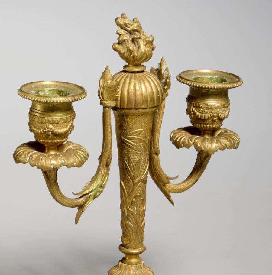 Francese Coppia di oggetti francesi del XIX secolo. Candelabro in bronzo dorato in stile Luigi XVI in vendita