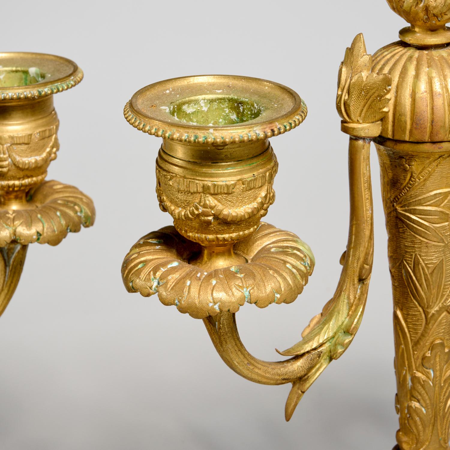 Coppia di oggetti francesi del XIX secolo. Candelabro in bronzo dorato in stile Luigi XVI In condizioni buone in vendita a Morristown, NJ